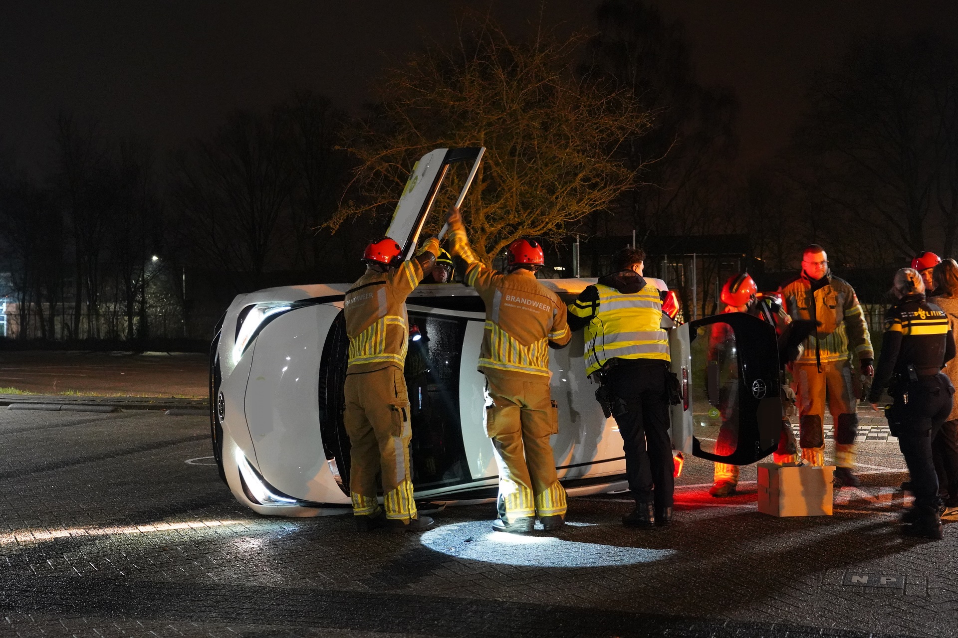 Automobiliste raakt paaltje waarna auto kantelt