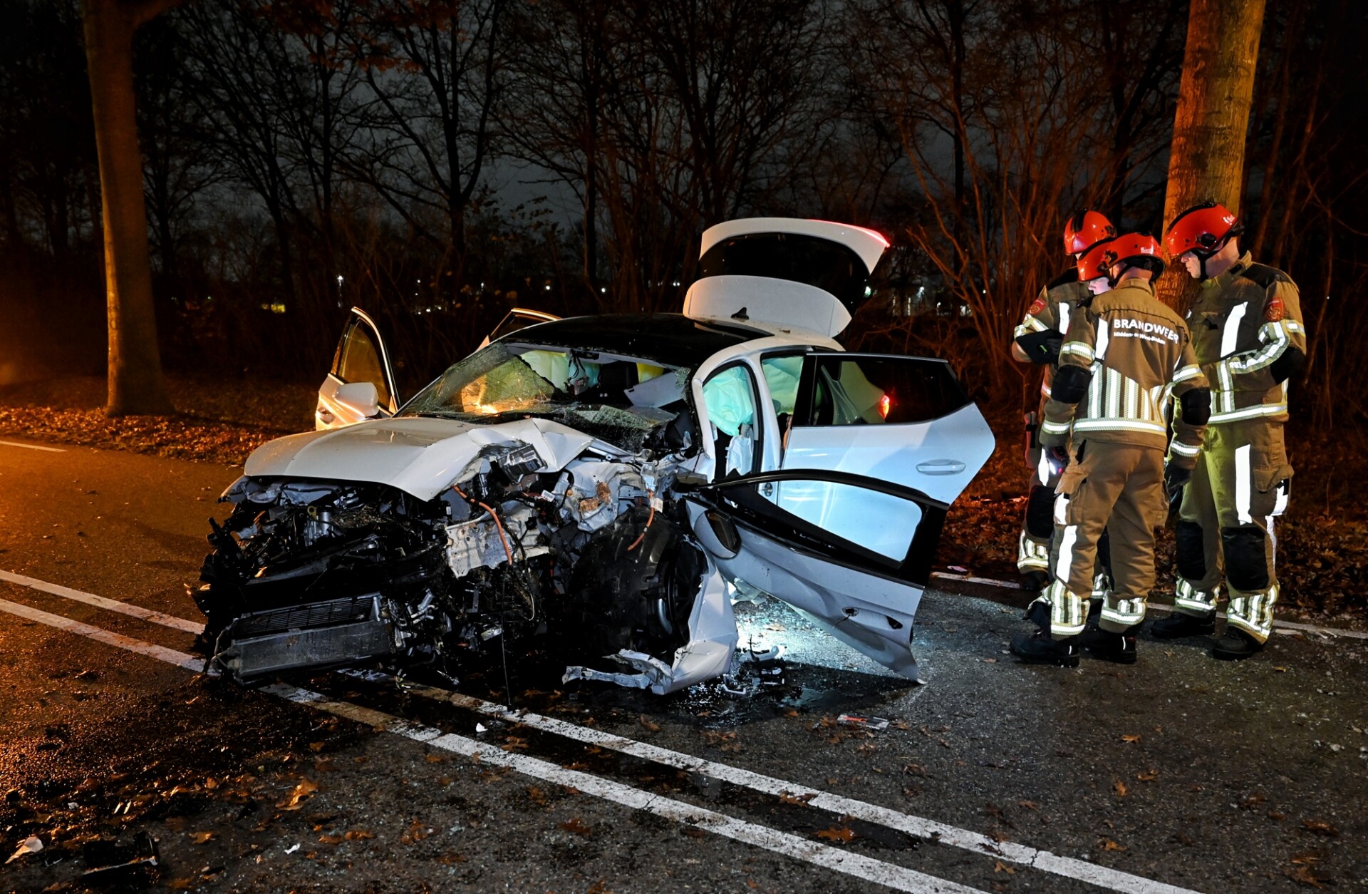 Automobilist zwaargewond bij botsing tegen boom