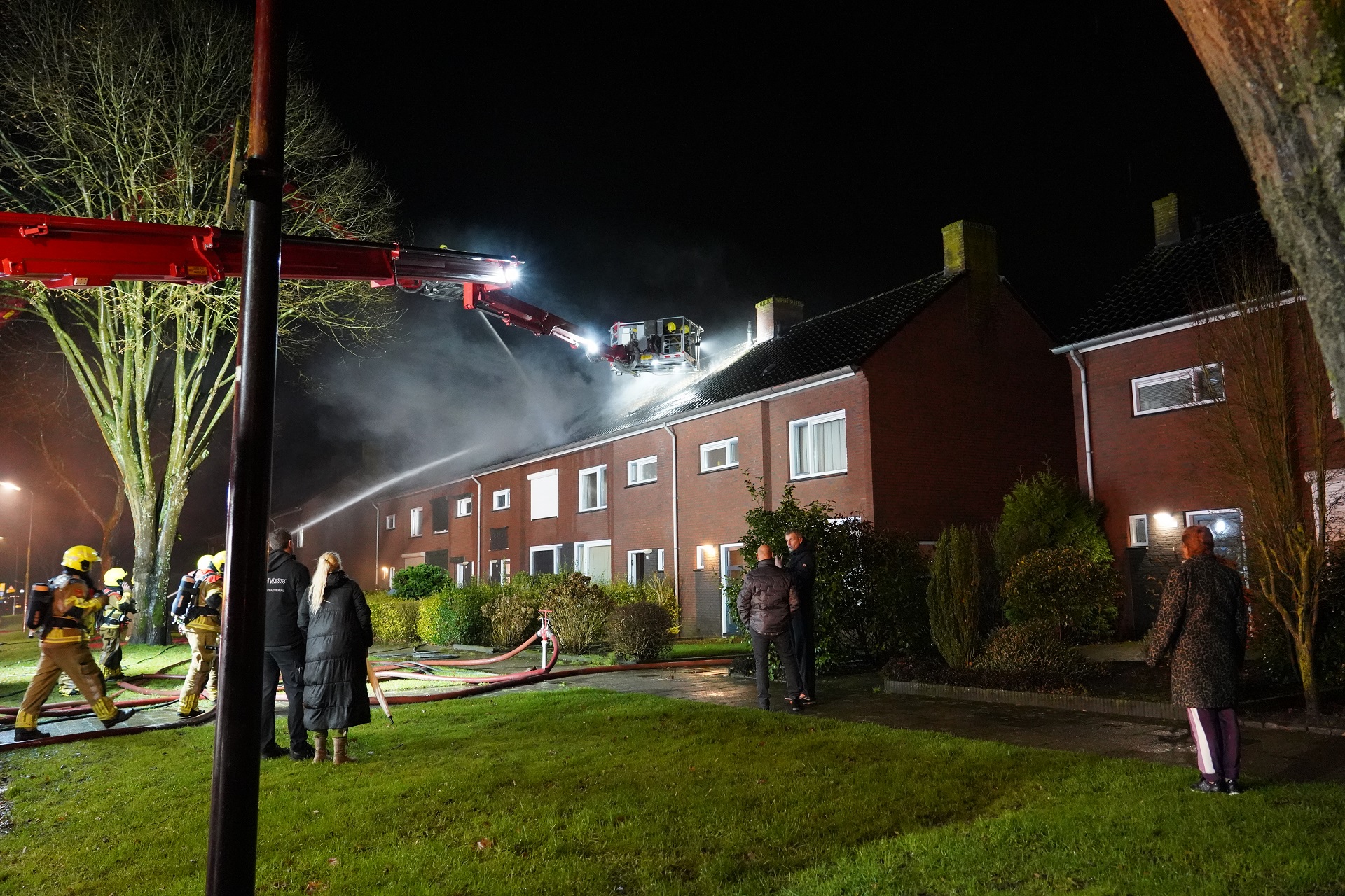 Brand slaat over naar meerdere woningen