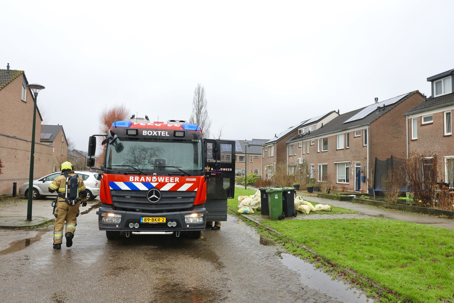 Overkapping in achtertuin van woning vliegt in brand