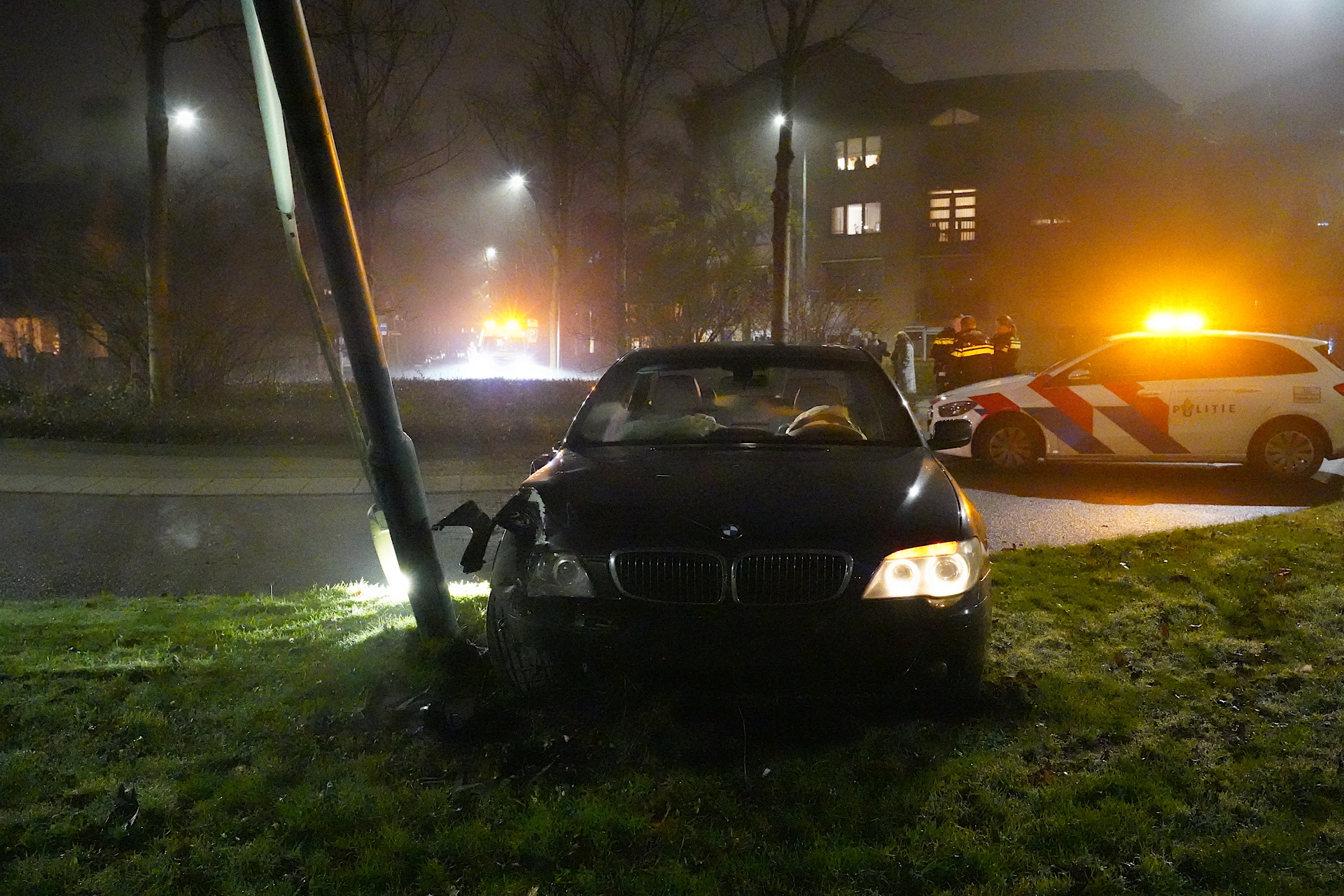 Automobilist rijdt dwars over rotonde en raakt gewond