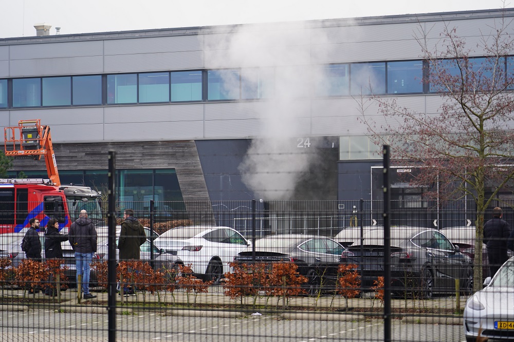 Teslafabriek ontruimd om brand in stapel accu’s