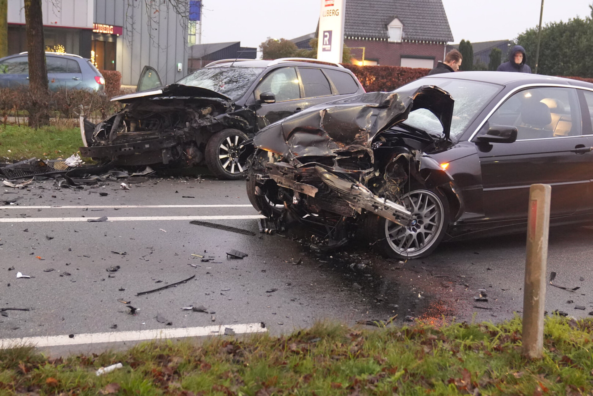 Vrouw gewond bij frontale botsing, weg afgesloten