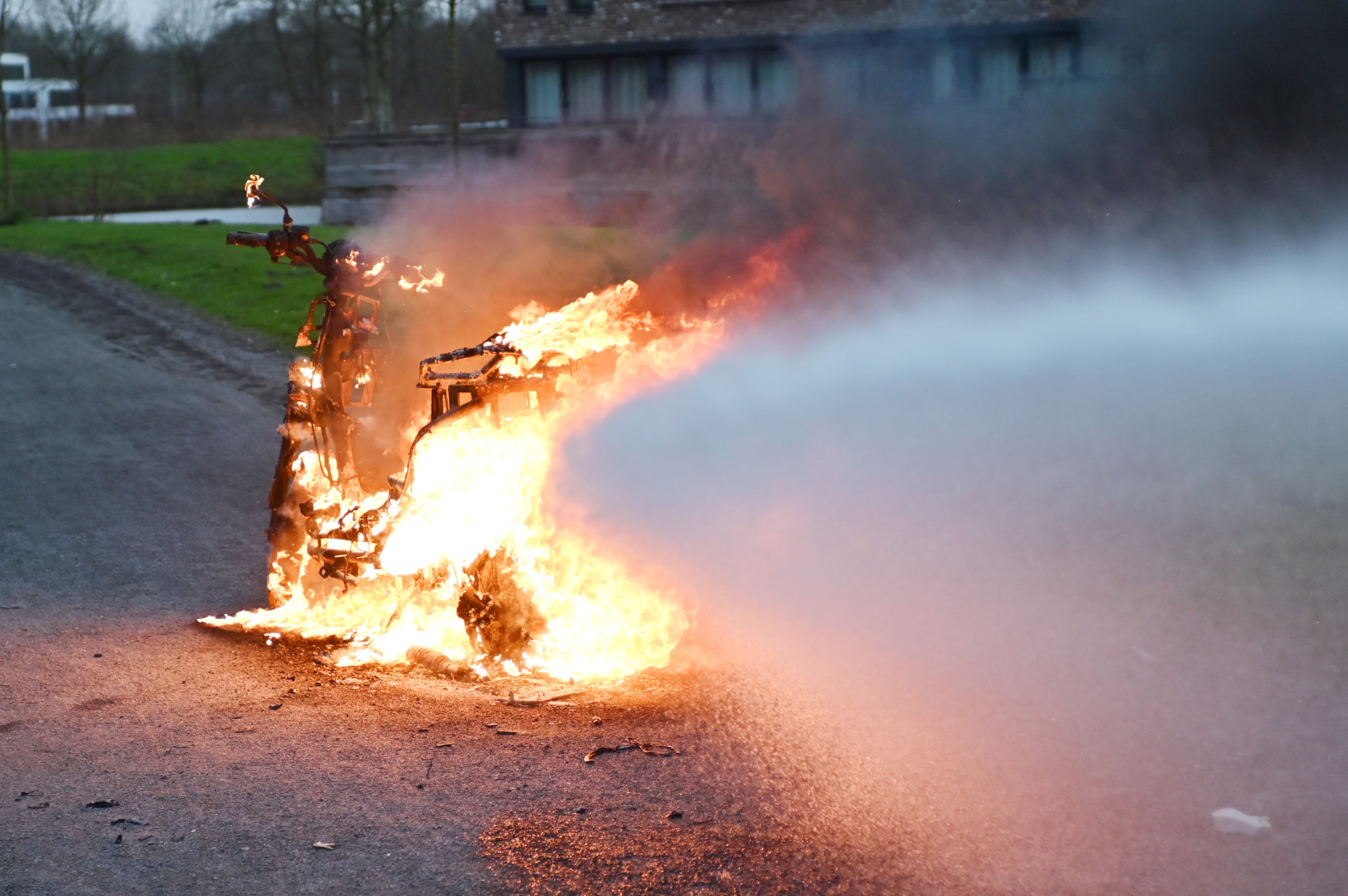 Deelscooter in lichterlaaie, mogelijk brandstichting