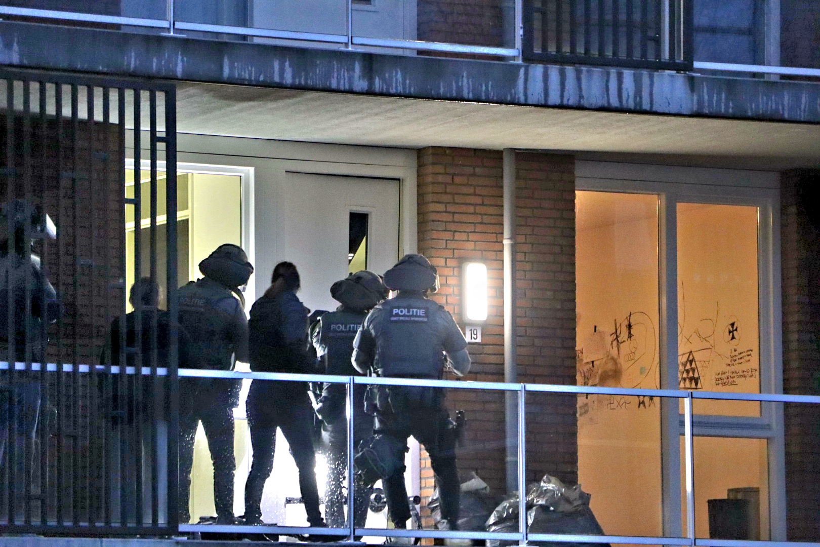 Verwarde man dreigt woning op te blazen, arrestatieteam komt in actie