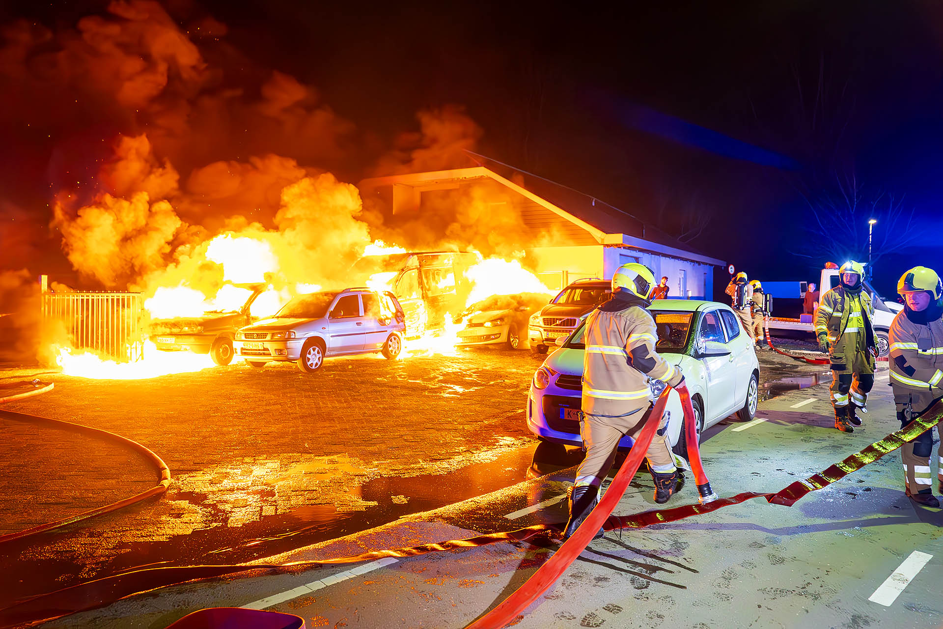 Grote brand bij garage: zes auto’s en een bestelbus verwoest