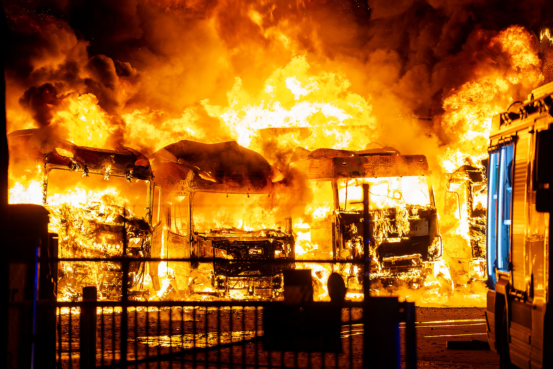 Grote brand verwoest vrachtwagens bij transportbedrijf