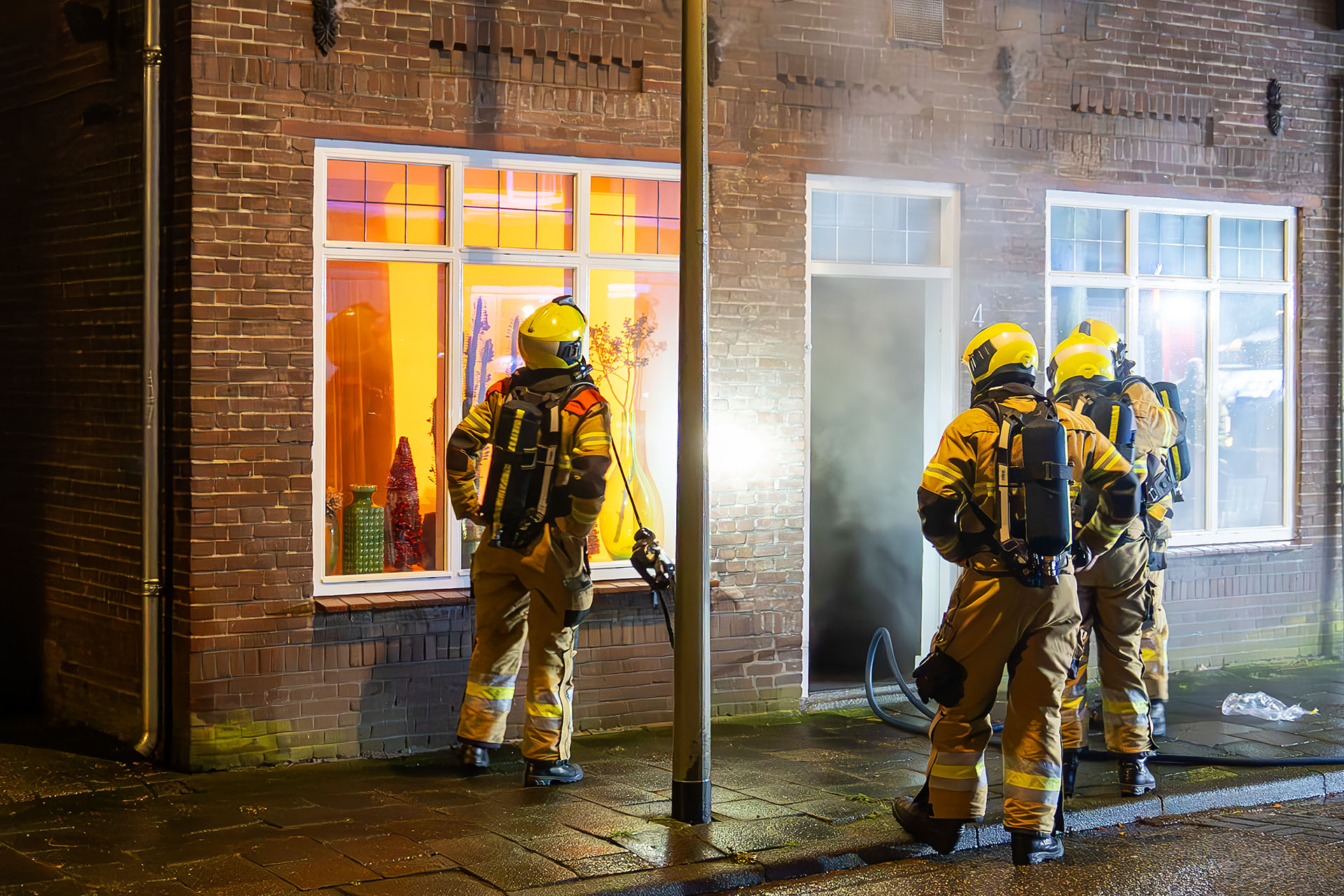 Veel schade door woningbrand, bewoonster ongedeerd