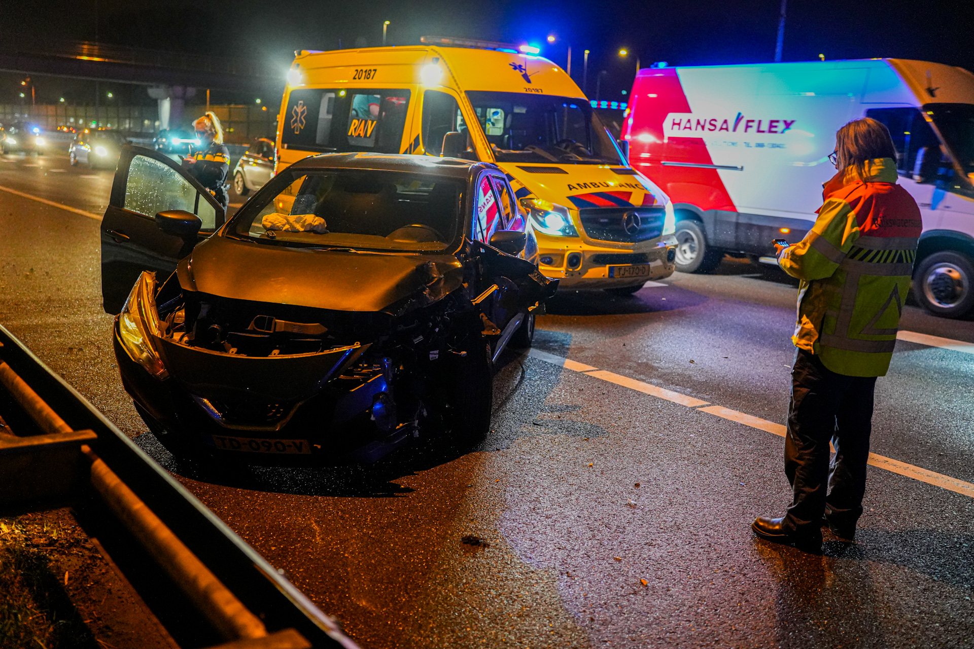 Automobilist knalt tegen vangrail, auto zwaar beschadigd