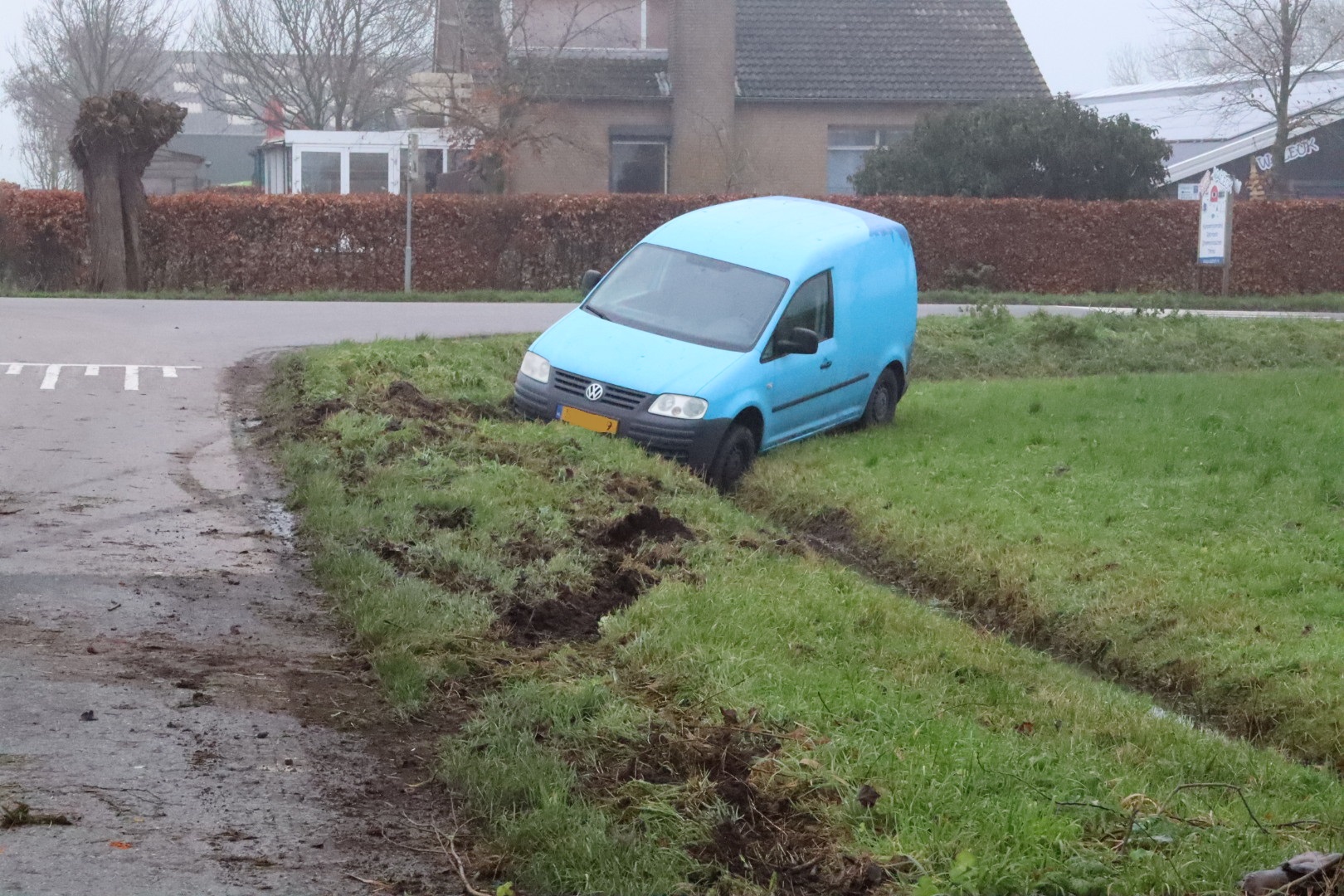 Auto belandt in sloot na slippartij