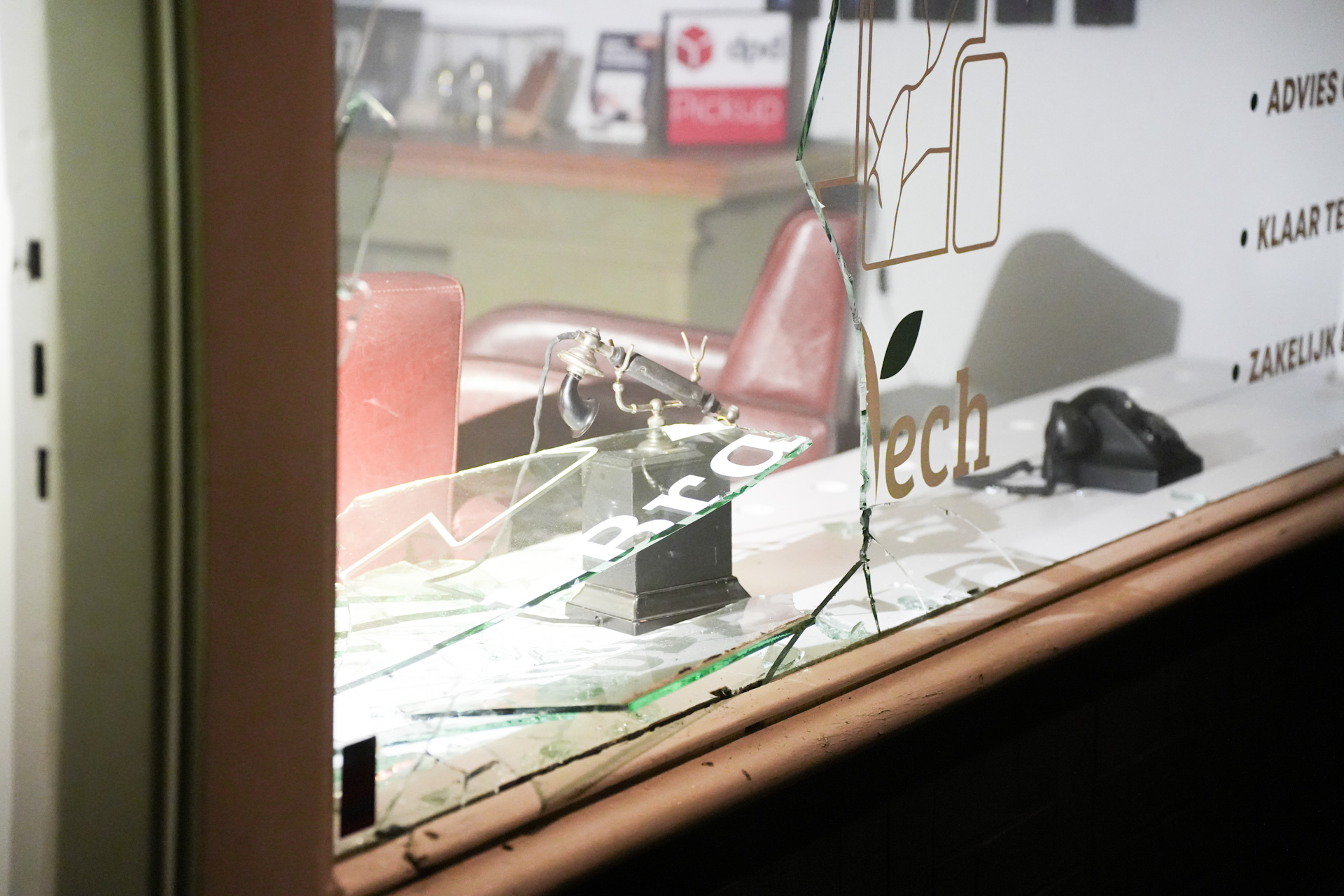 Inbrekers gooien ruit in van telefoonwinkel en stelen telefoons en hoesjes