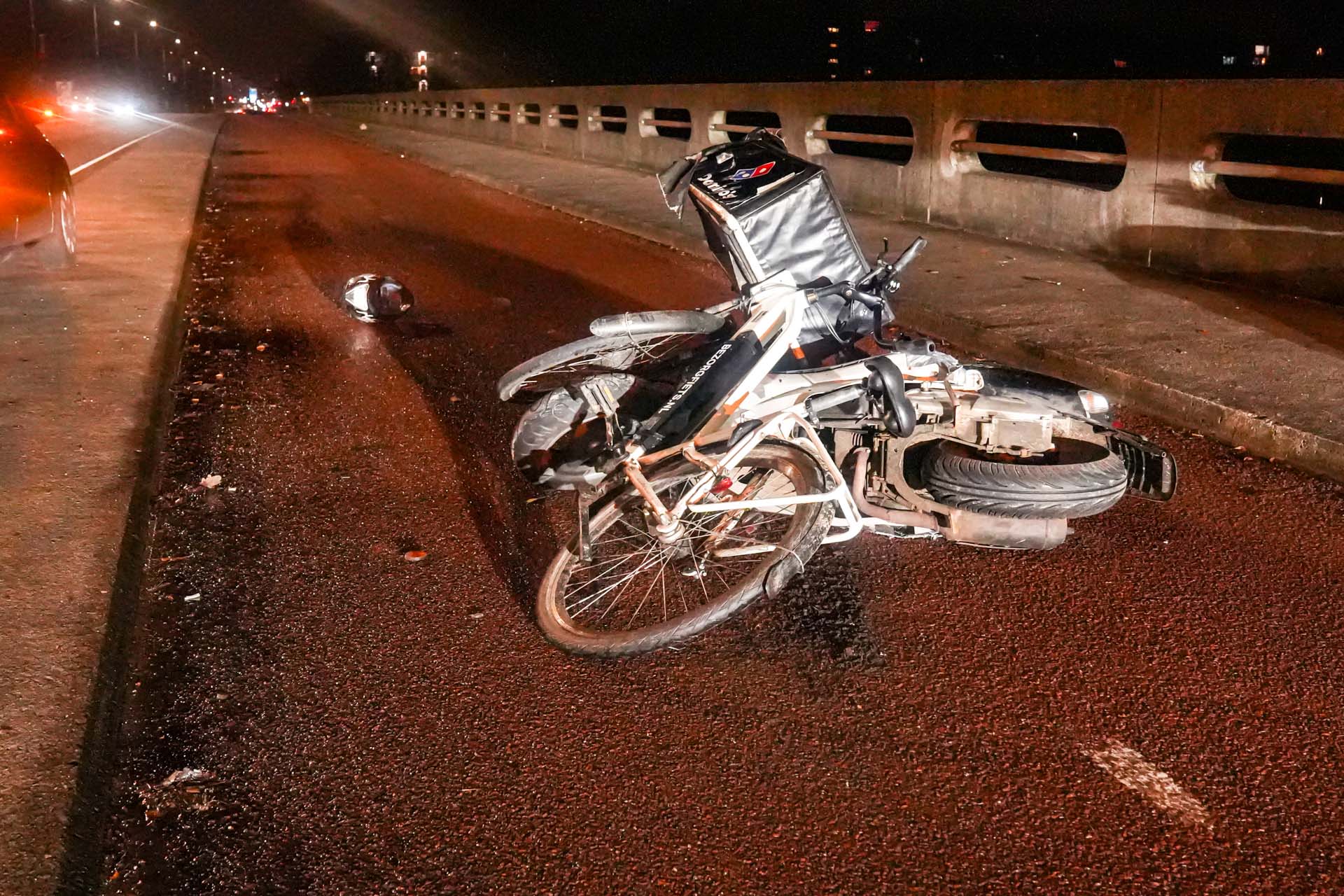 Fietsende pizzabezorgster gewond door botsing met snorscooter