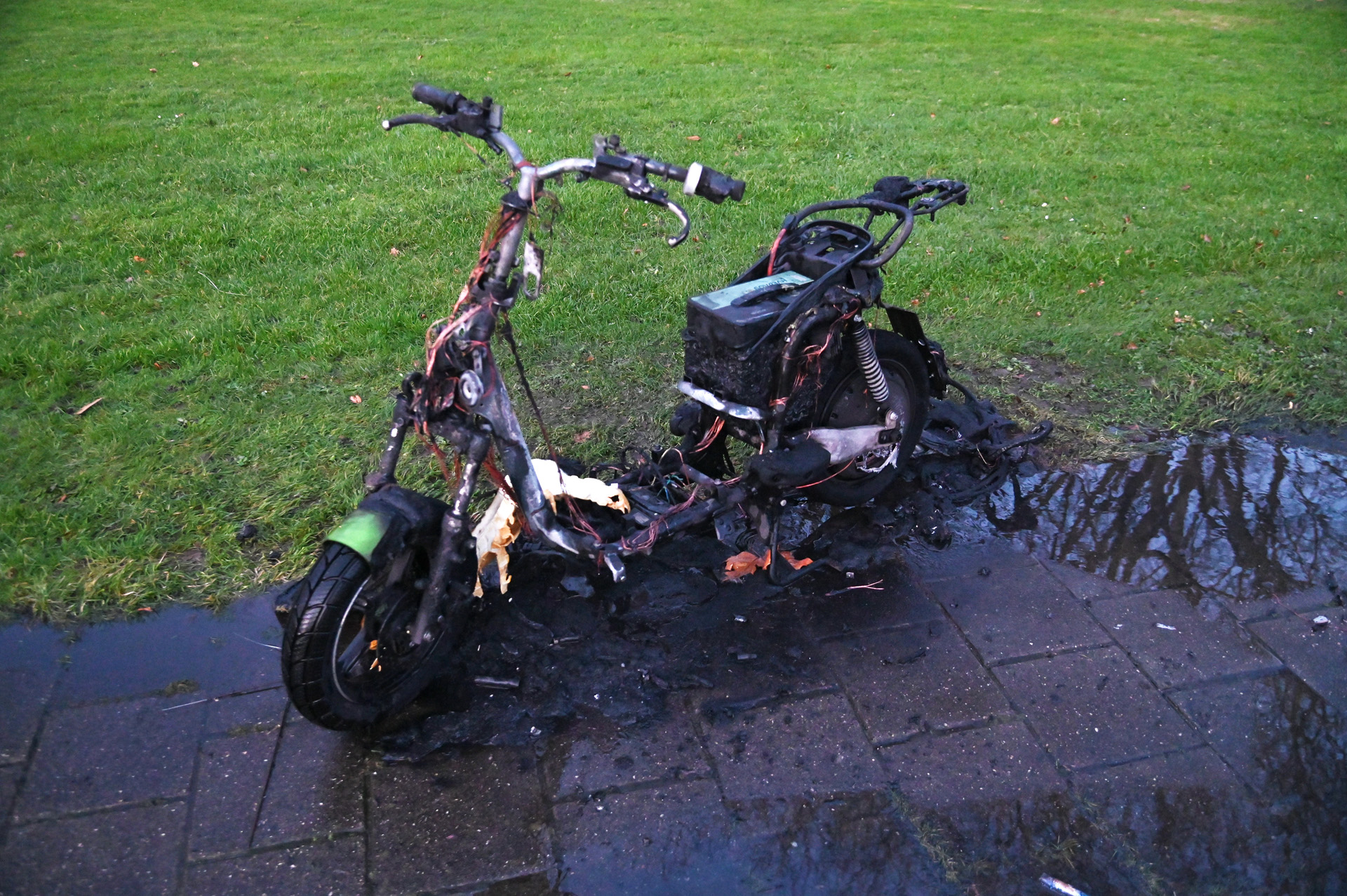 Deelscooter uitgebrand, mogelijk brandstichting