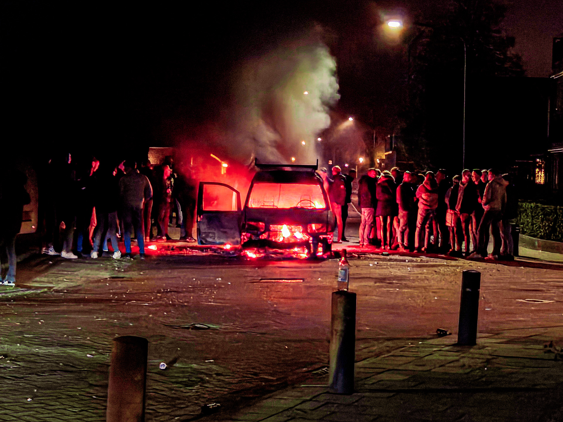 Auto gaat volledig in vlammen op in Veen: ruim 100 jongeren kijken toe op beruchte kruising