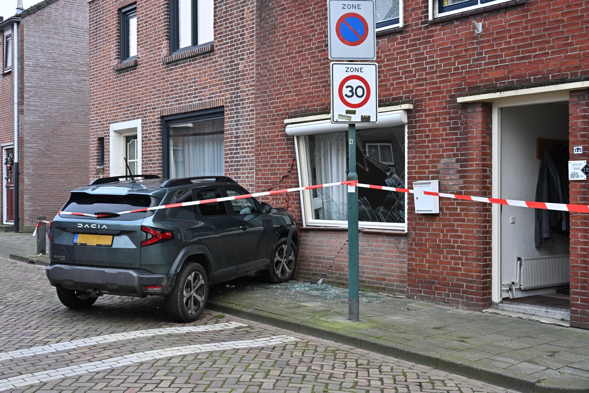 Auto ramt huis: muren scheef, mogelijk instortingsgevaar