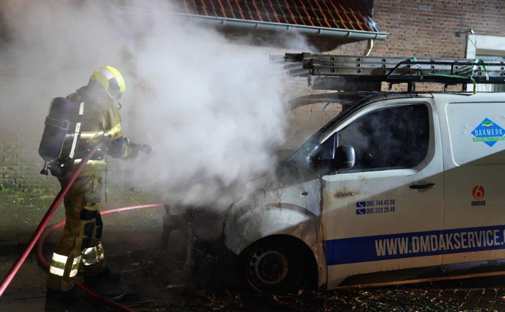 Opnieuw een dakdekkersbus in vlammen op gegaan
