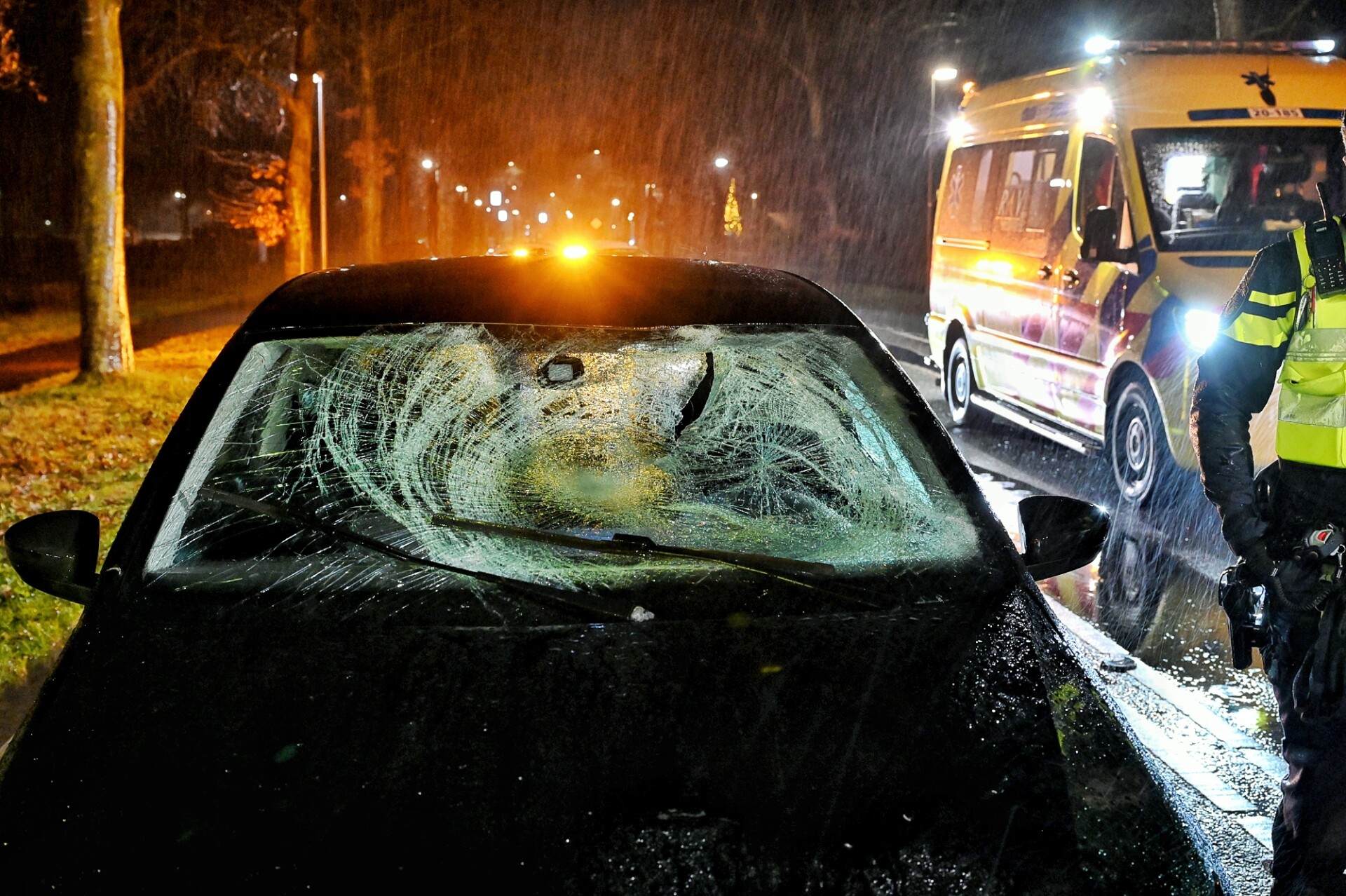 Voetganger geschept door auto, zwaargewond naar ziekenhuis