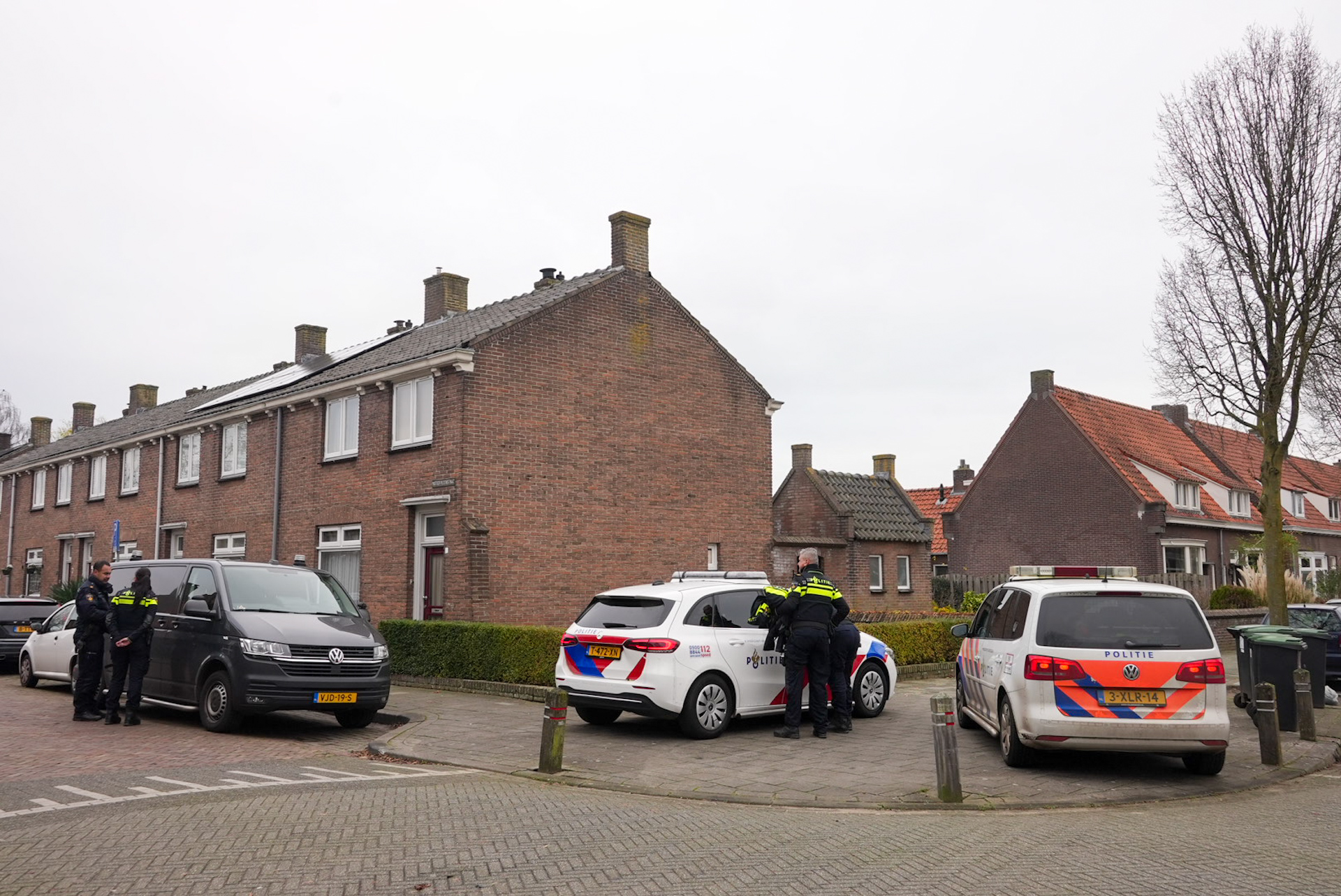 Overleden persoon gevonden in woning, politie doet onderzoek