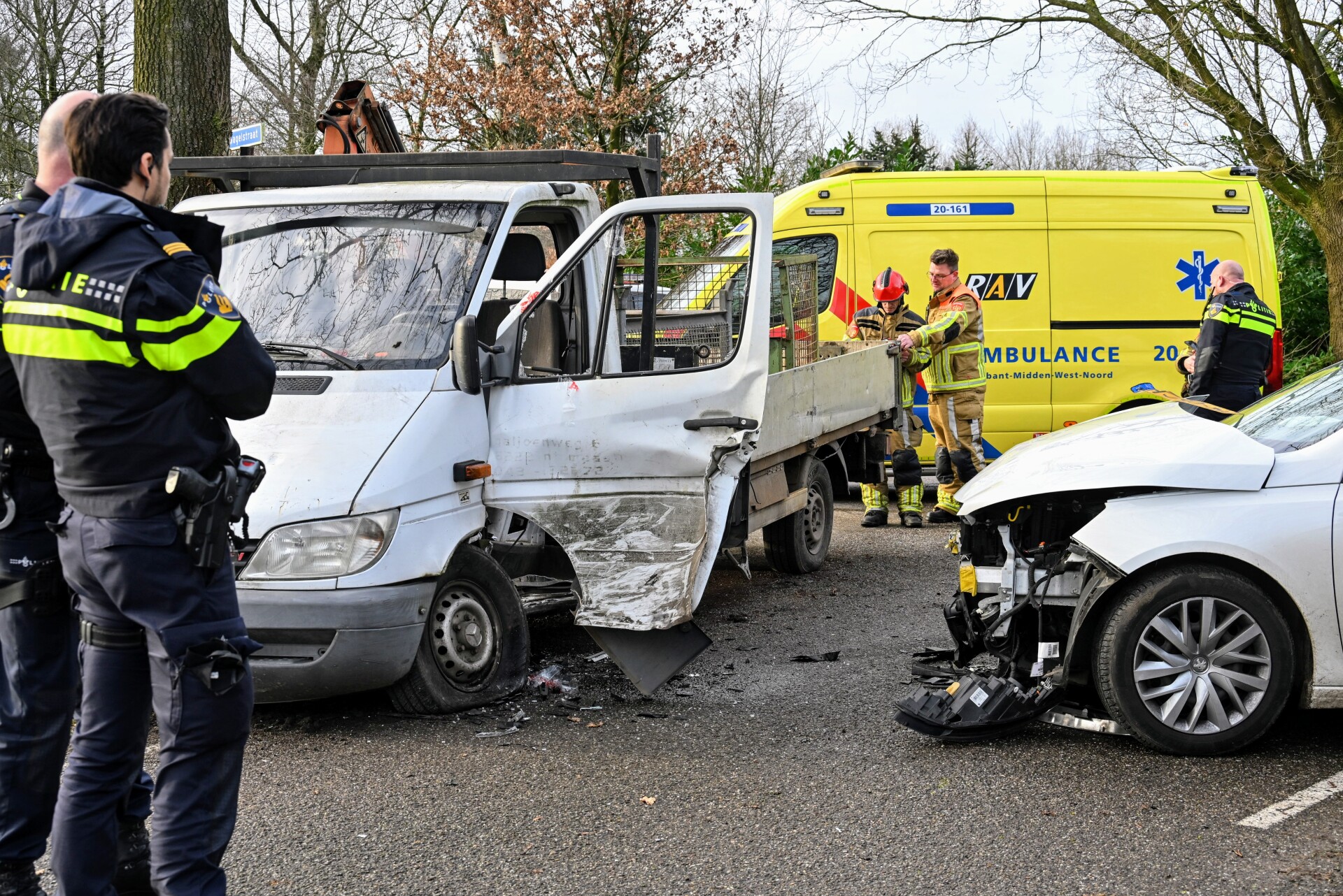 Gewonde bij botsing, man door brandweer uit de auto gehaald