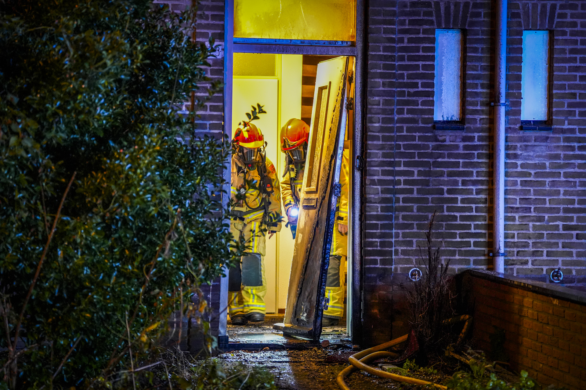 Voordeur vliegt in brand, politie doet onderzoek