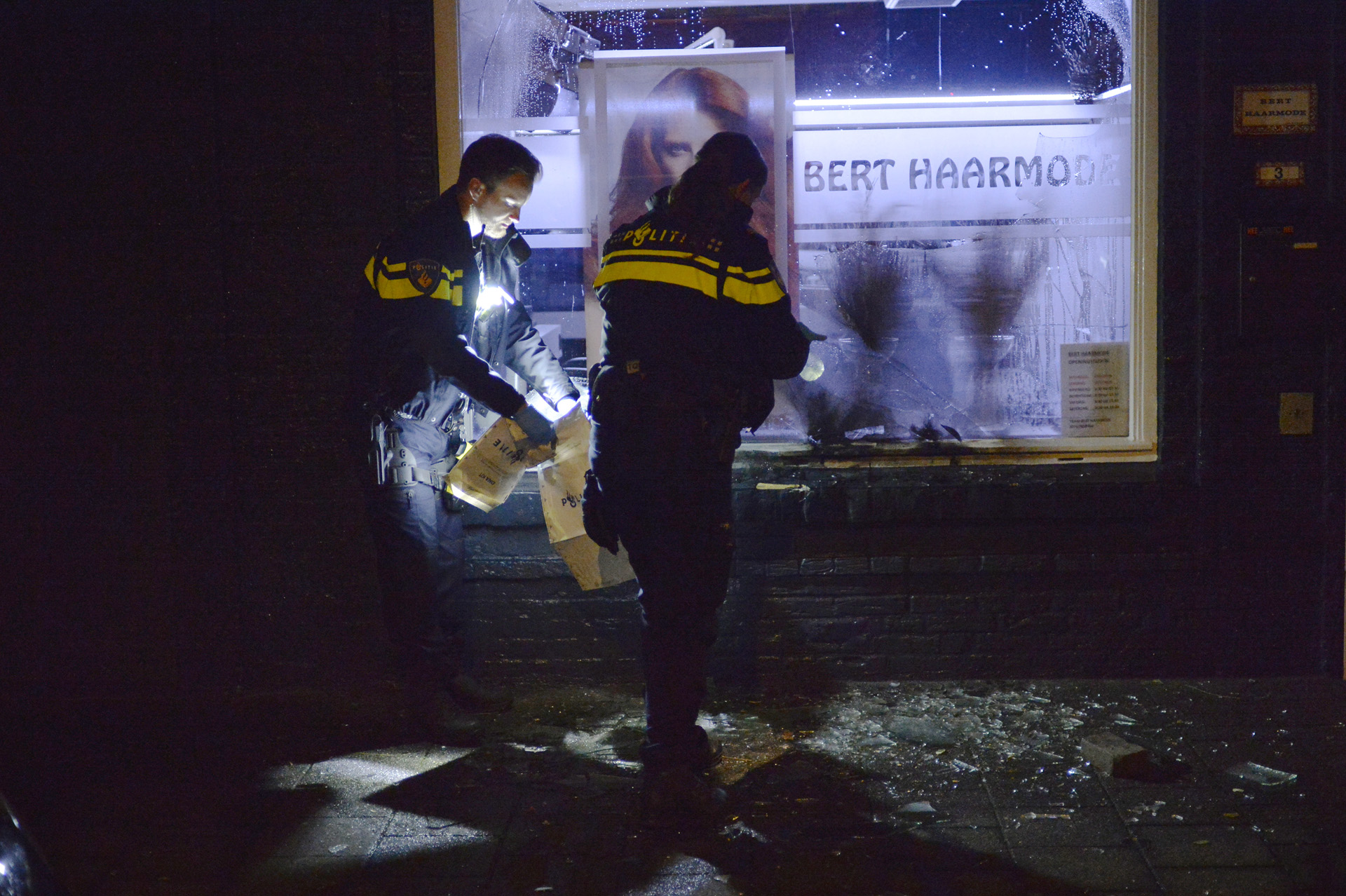 Politie onderzoekt aanslag op kapperszaak