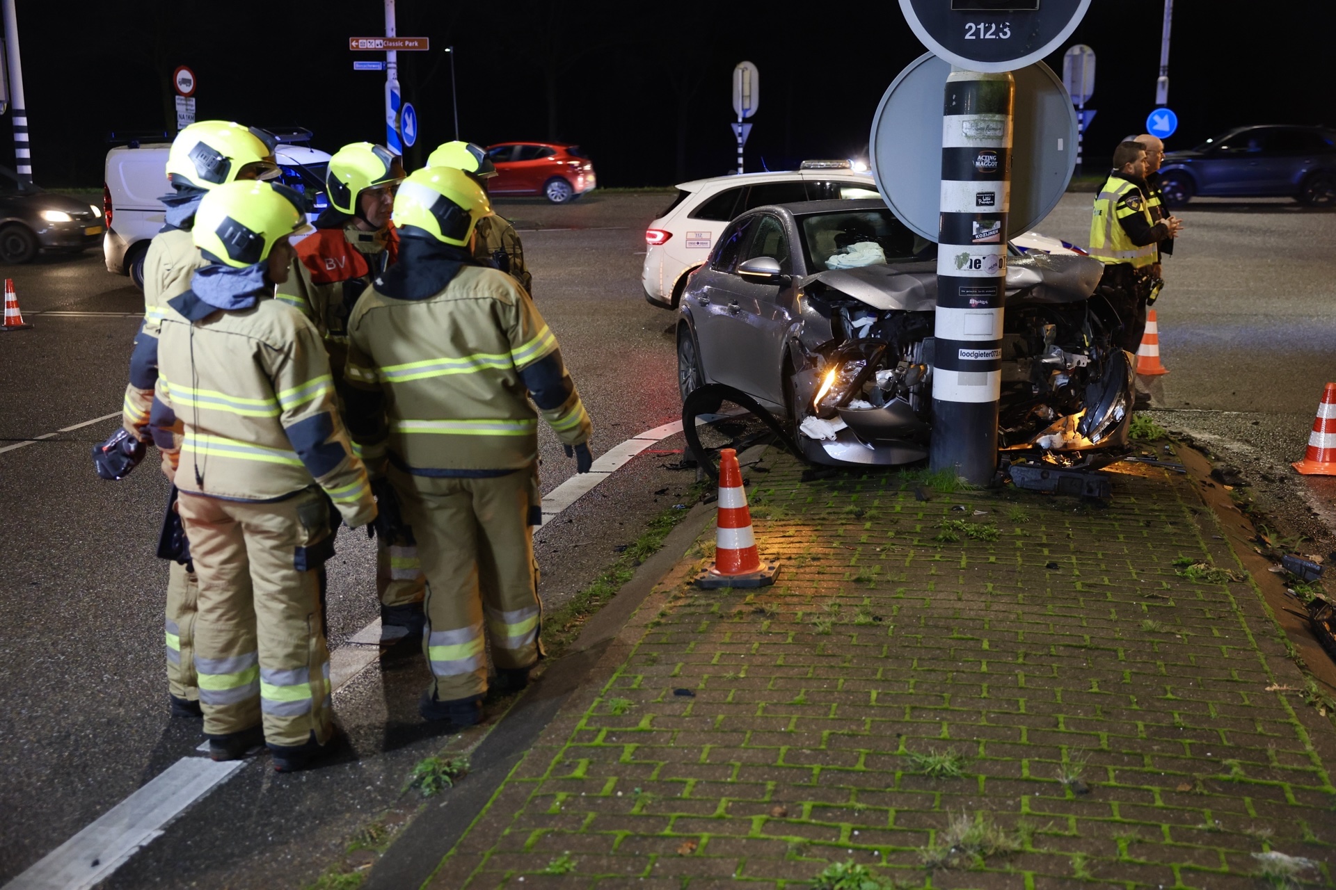 Twee automobilistes botsen tegen verkeerslichten, een vrouw naar het ziekenhuis