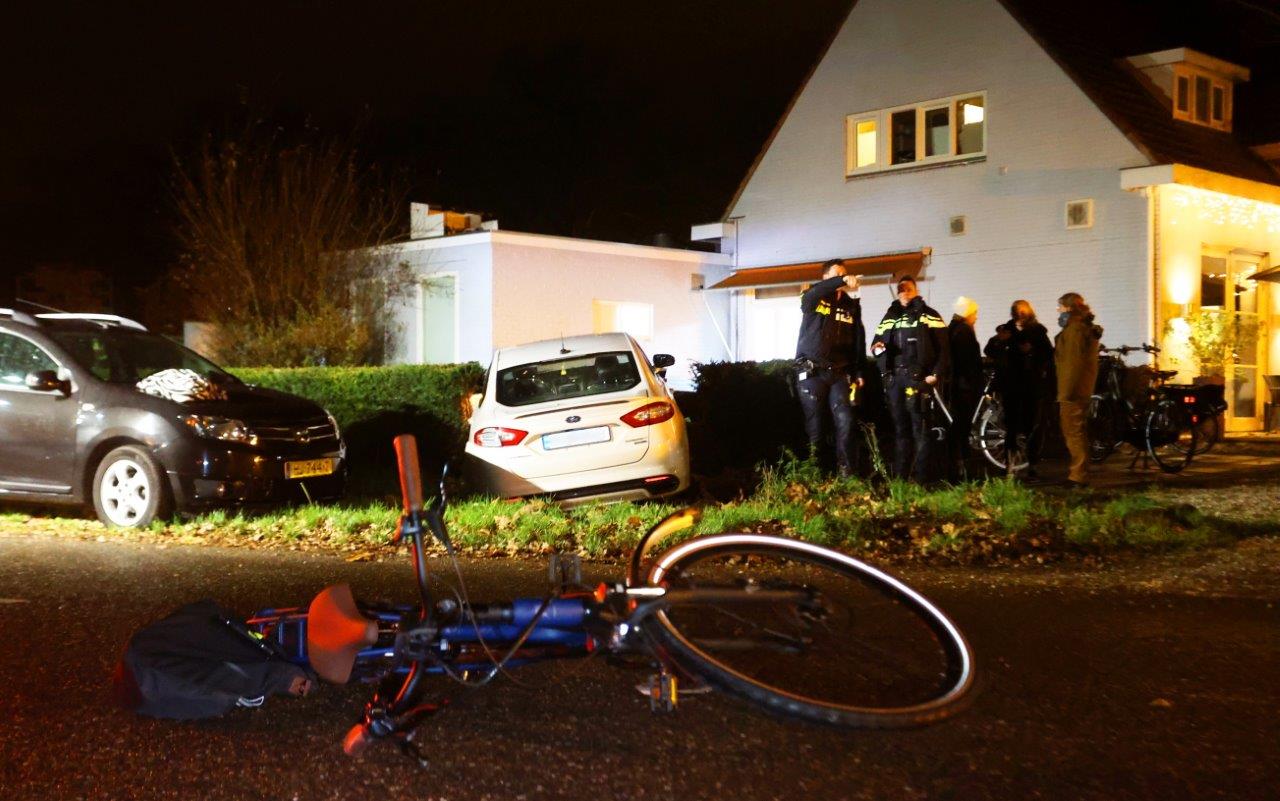 Auto crasht in voortuin na botsing met fietser