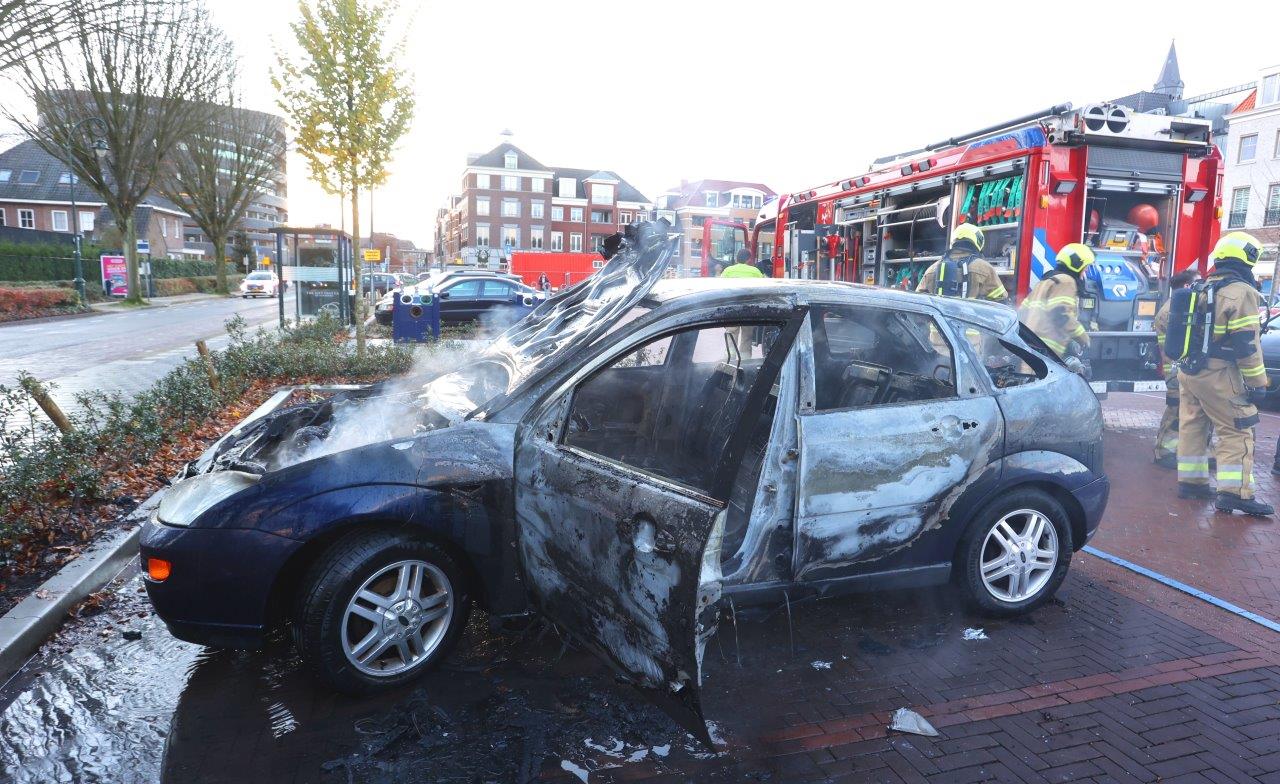 Auto op parkeerplaats gaat in vlammen op