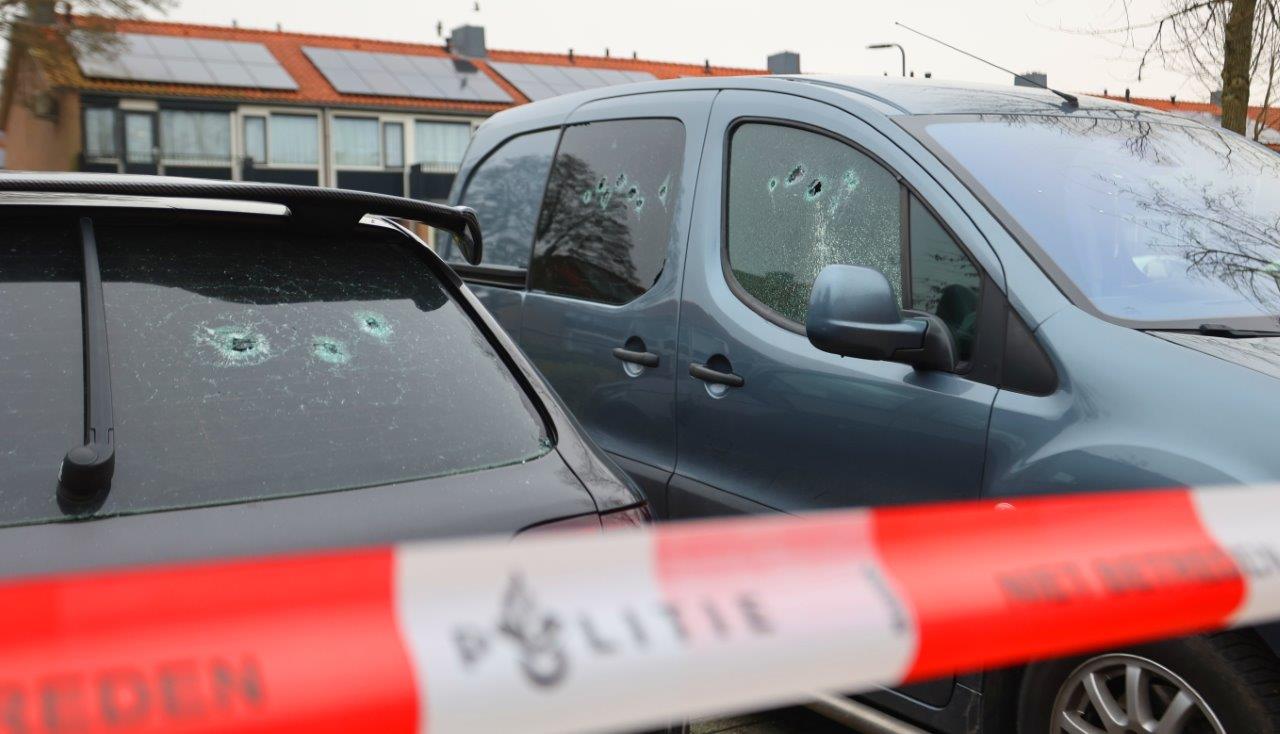 Kogelgaten in twee auto’s, wagens zijn van dezelfde eigenaar