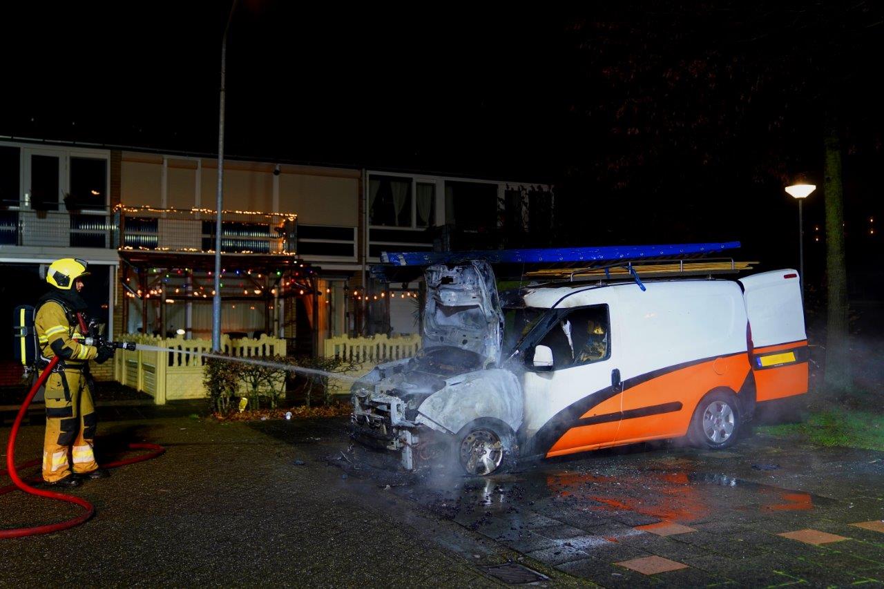 Voor vierde keer aanslag op dakdekker, dit keer busje in brand gestoken