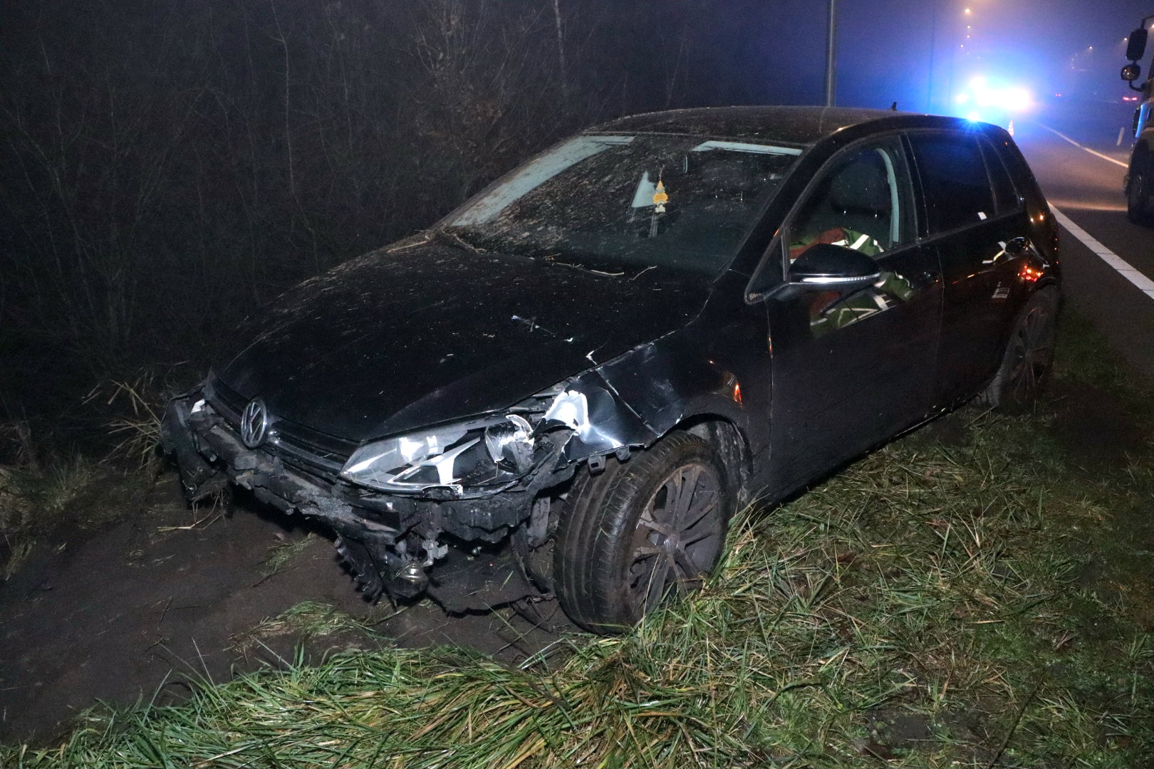 Auto raakt van de weg en belandt in struiken