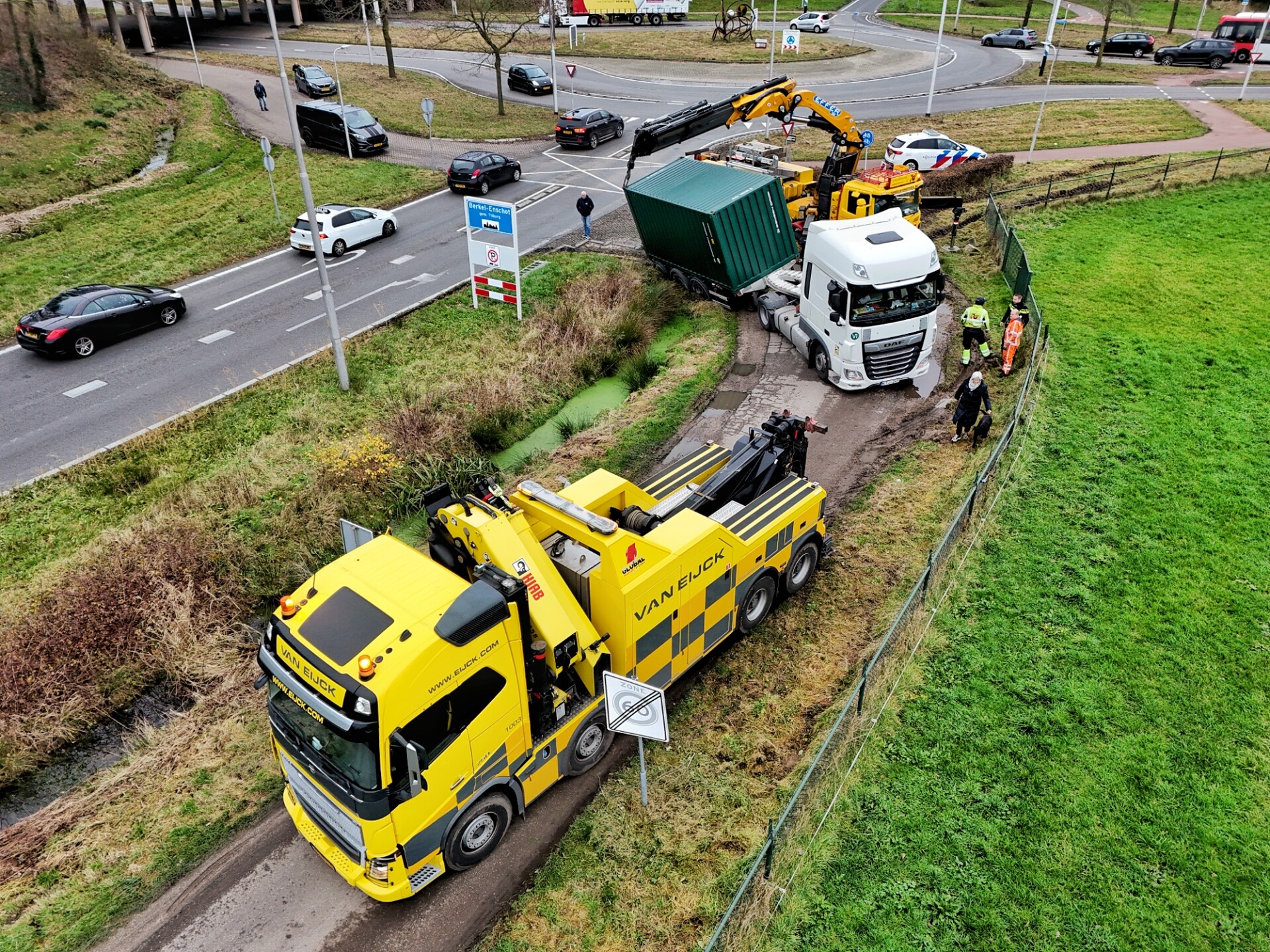 Opnieuw vrachtwagen vast in scherpe bocht