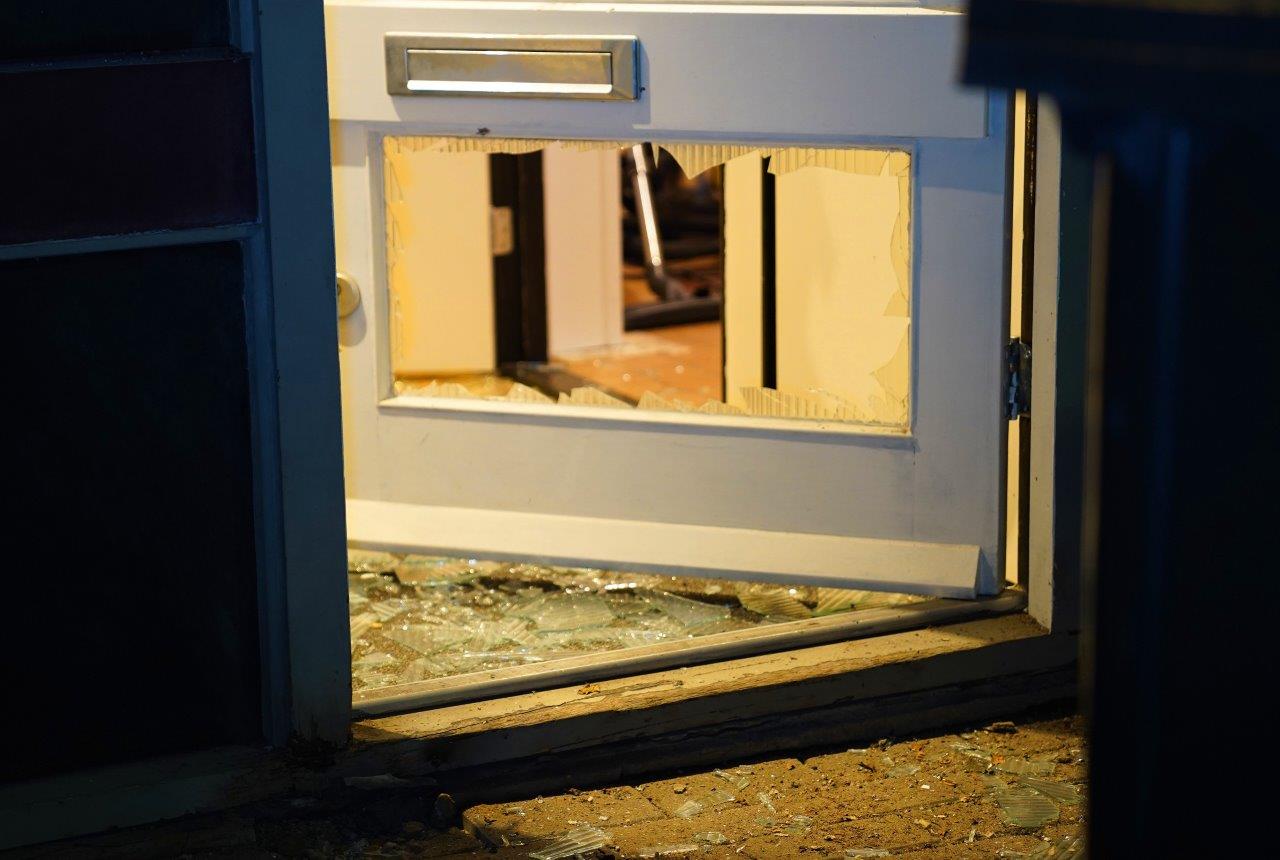 Explosief gaat af bij woning en zorgt voor veel schade