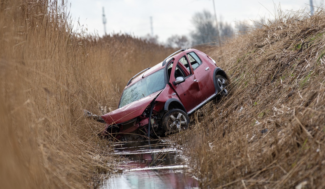 Auto belandt in sloot, bestuurder overleden