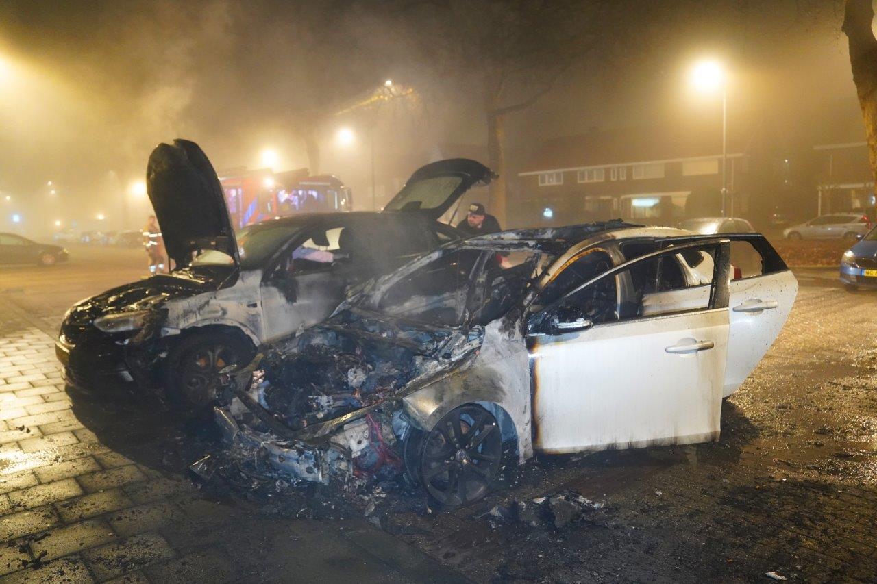 Auto’s mogelijk door brandstichting verwoest