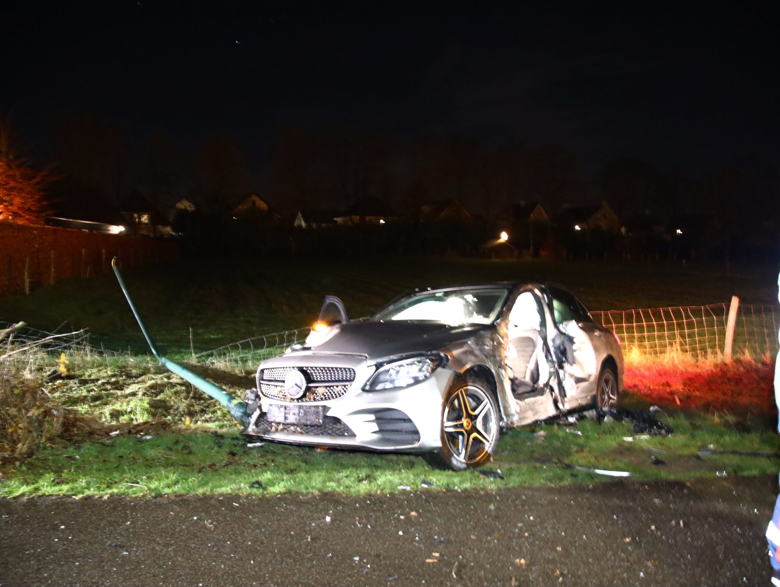 Ravage nadat auto tegen lantaarnpaal en boom crasht
