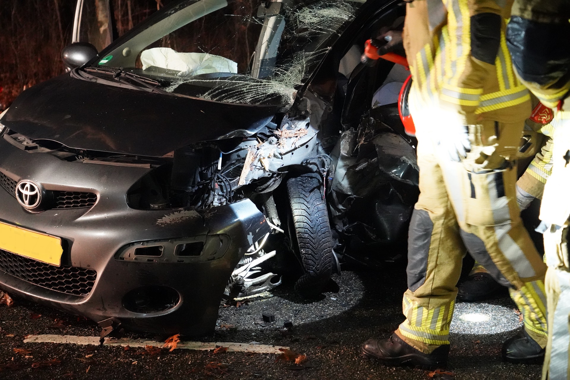 Auto botst tegen boom, bestuurder gewond naar ziekenhuis