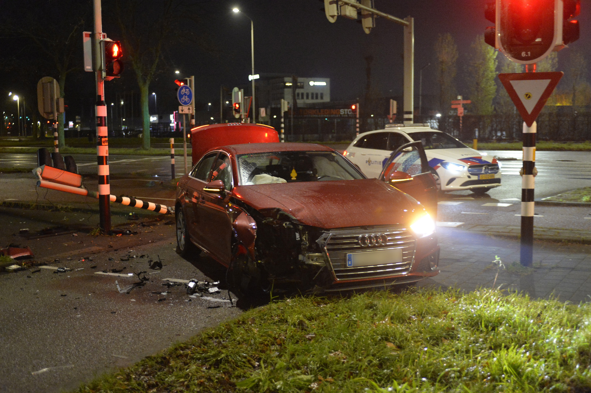 Dronken man (28) rijdt verkeerslicht omver en wordt aangehouden