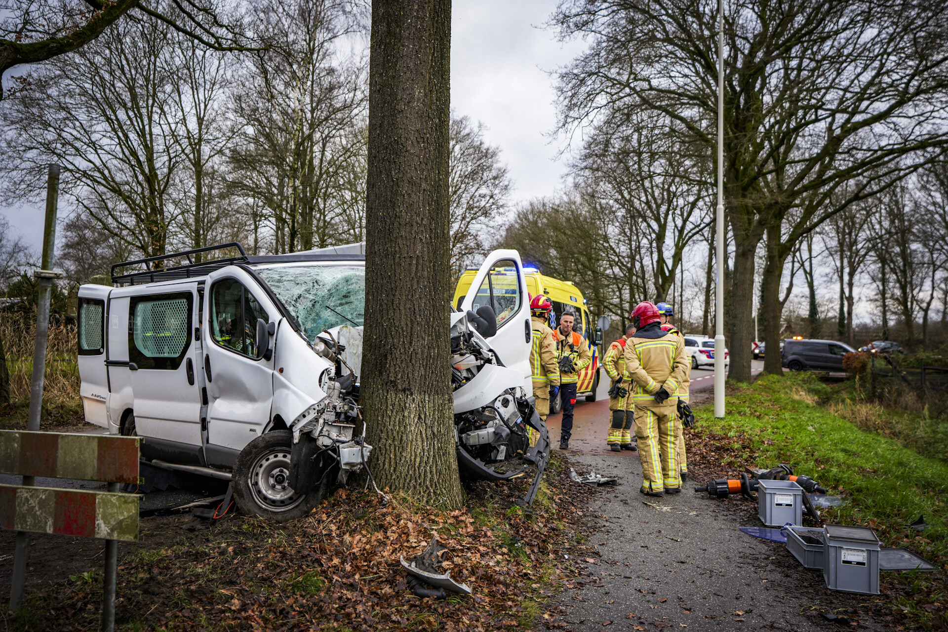 Bestuurder van bedrijfsbus zwaargewond bij botsing tegen boom
