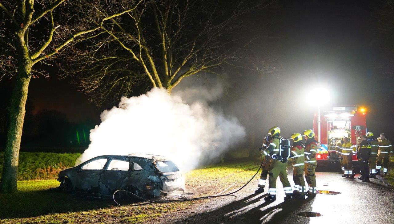 Achtergelaten auto geheel uitgebrand, mogelijk brandstichting