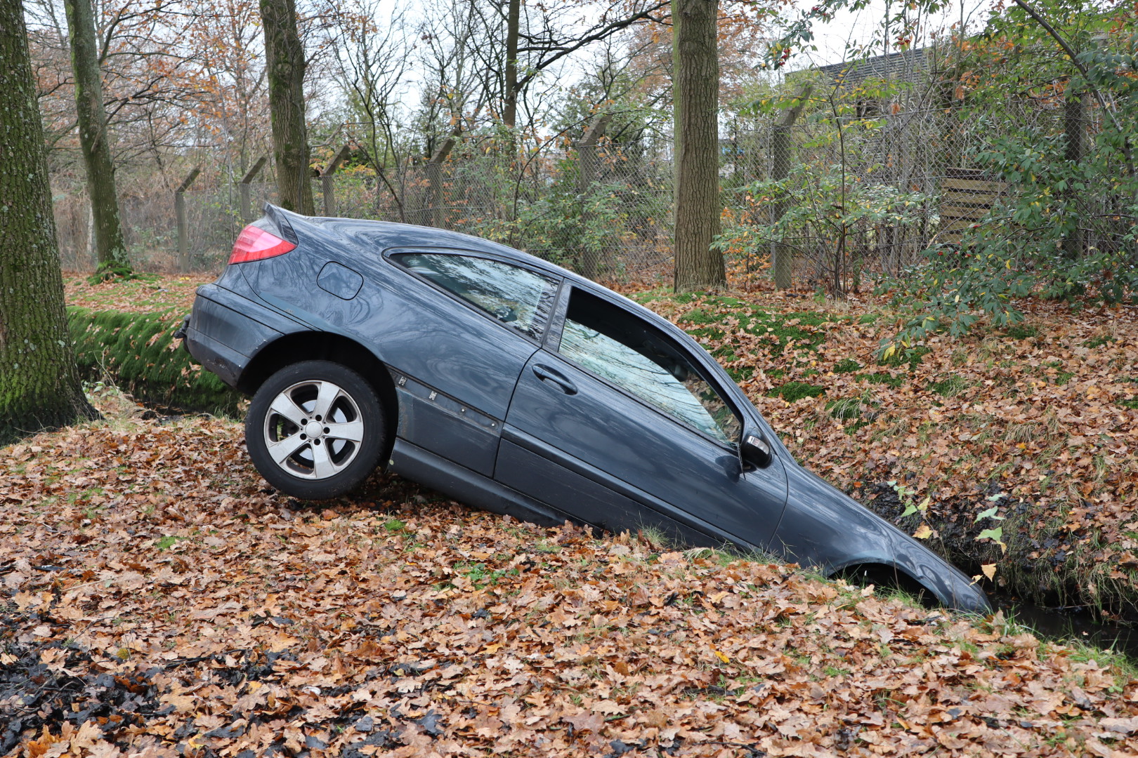 Auto belandt in sloot langs de weg