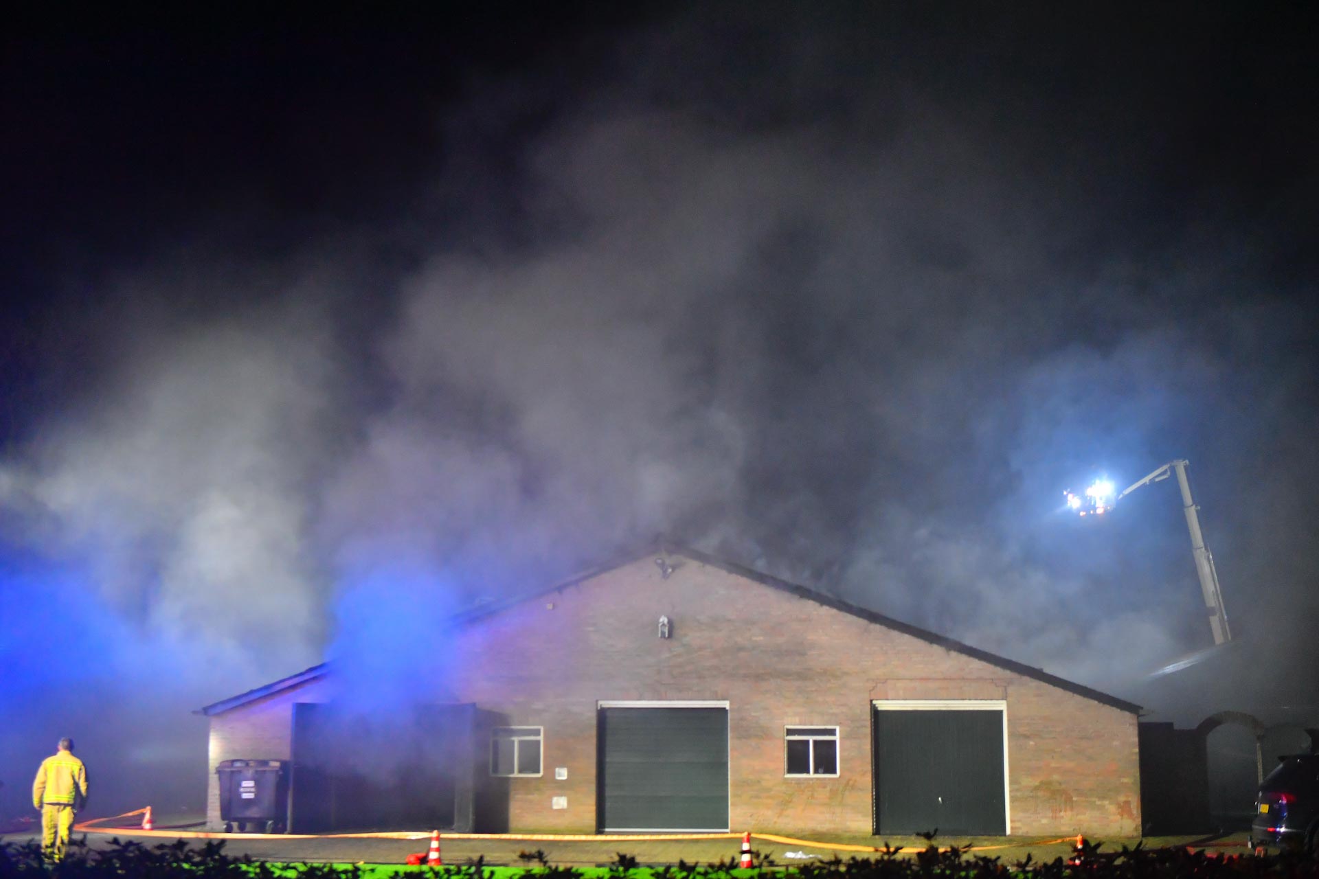 Grote brand bij varkensstal, ruim 80 varkens nog binnen