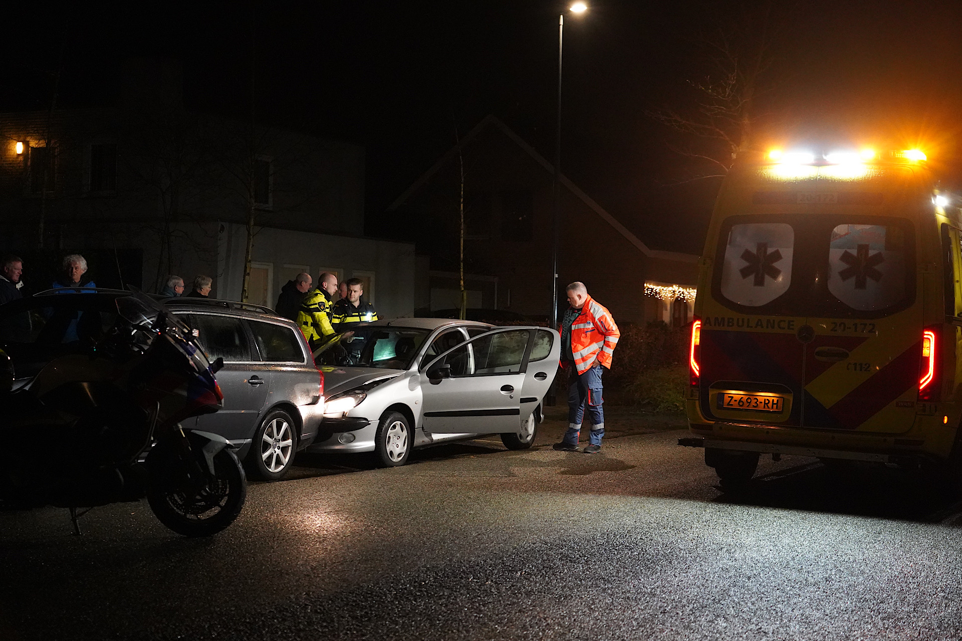 Automobilist krijgt epileptische aanval en botst tegen geparkeerde auto