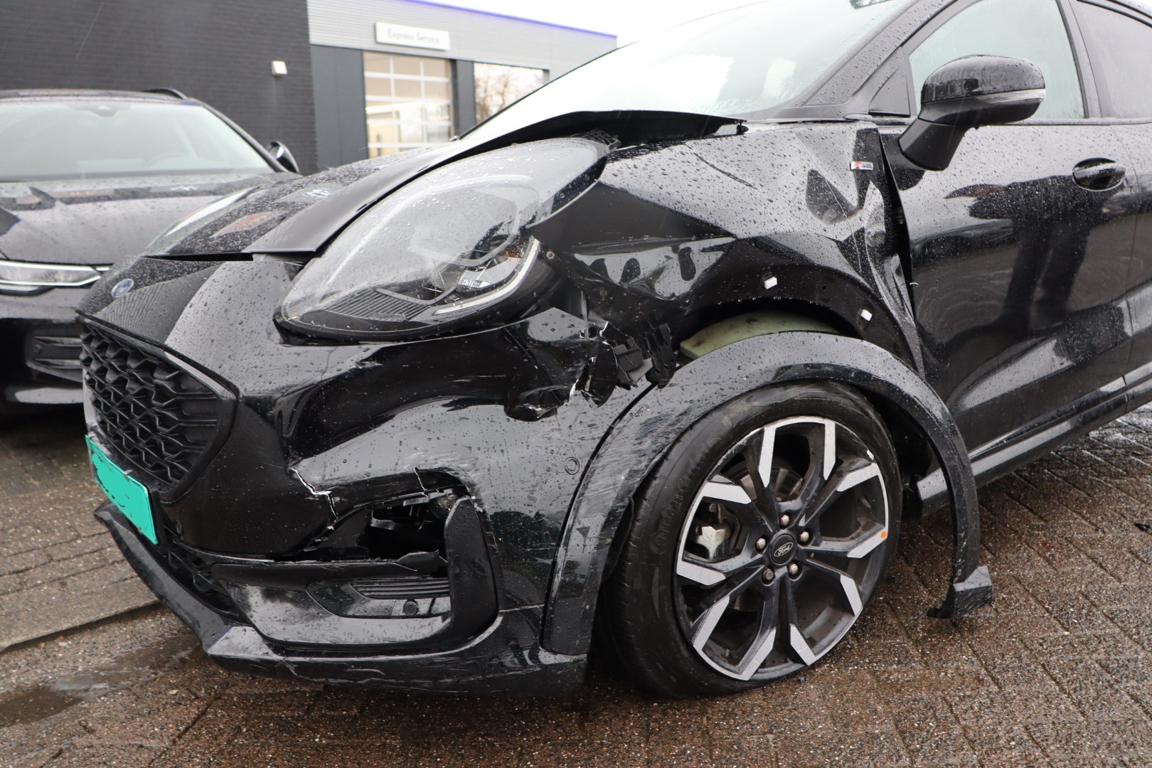 Proefrit gaat fout: bestuurder botst met nieuwe auto