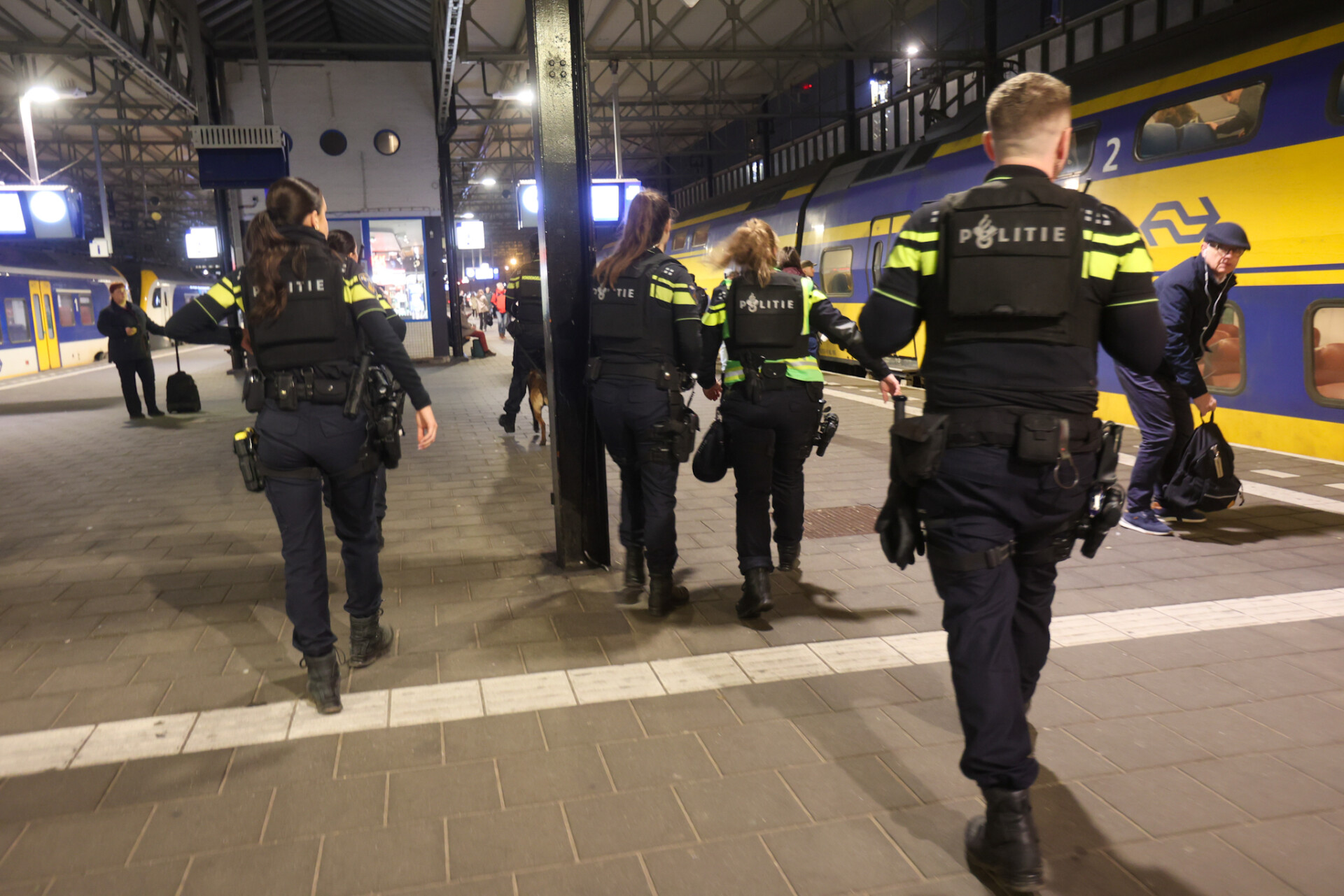 Agenten doorzoeken trein na melding over mogelijk vuurwapen