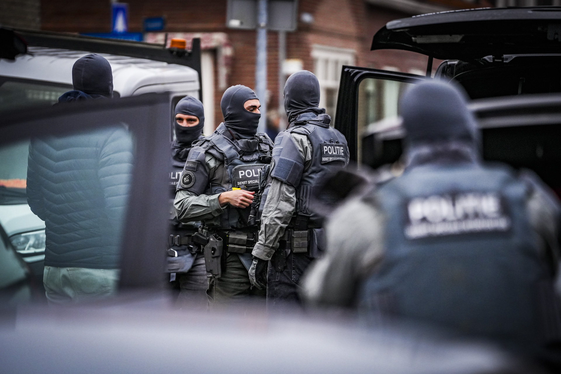 ‘Vrouw gegijzeld en bedreigd met pistool’ politie massaal aanwezig maar blijkt vals alarm