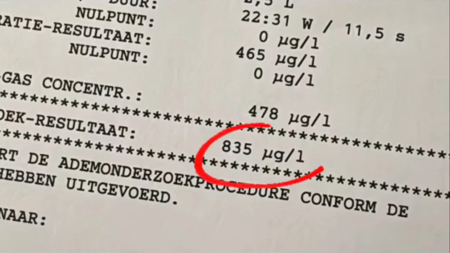 Dronken bestuurster rijdt tegen politieauto aan