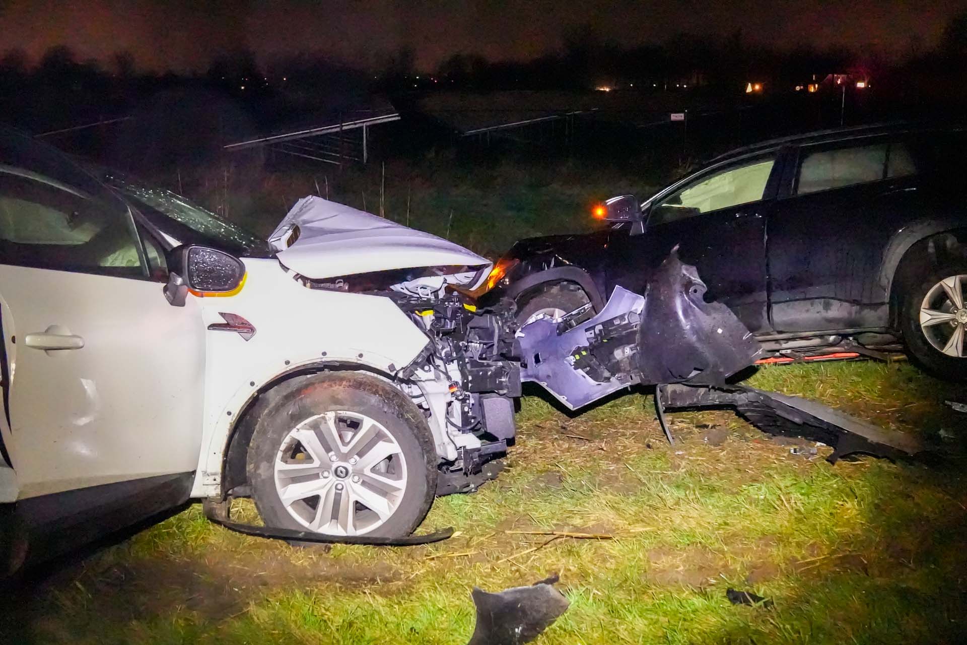 Ravage na botsing tussen auto’s en bestelbusjes