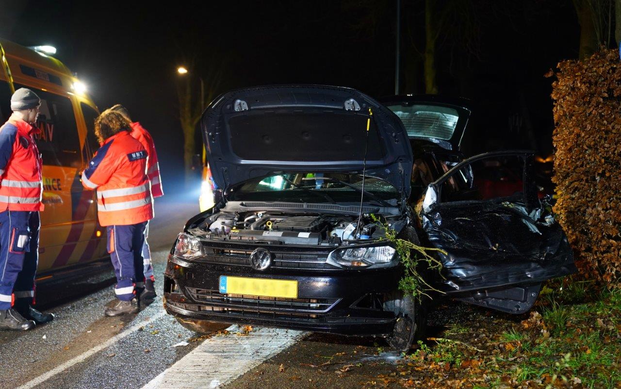 Auto botst tegen twee bomen en lantaarnpaal, twee gewonden naar het ziekenhuis