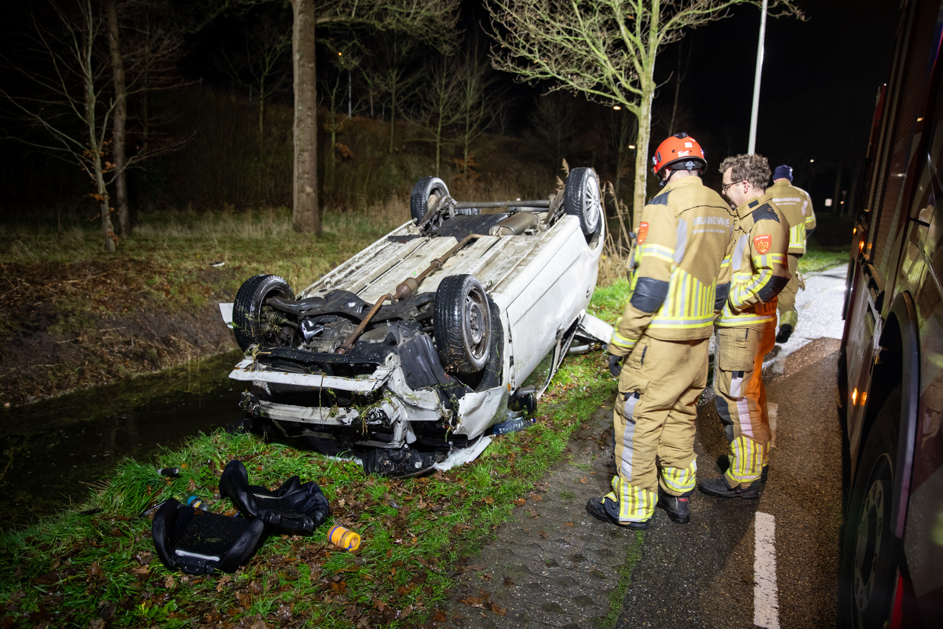 Auto op z’n kop in sloot, bestuurder spoorloos